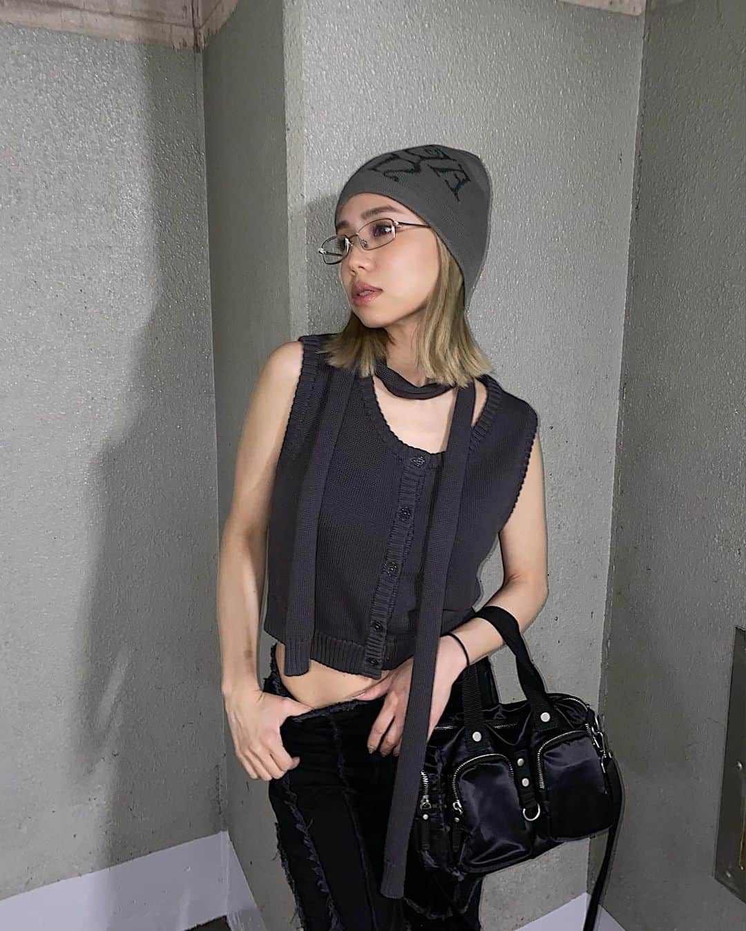 室原彩夏のインスタグラム：「ㅤㅤㅤㅤㅤㅤㅤㅤㅤㅤㅤㅤㅤ ストールつきのｶﾜｲｲknit🧶 ㅤㅤㅤㅤㅤㅤㅤㅤㅤㅤㅤㅤㅤ これはコーデ買い🖤 denimはVISUAL LOOKでも着てた Union Jackがモチーフのローライズフレア ㅤㅤㅤㅤㅤㅤㅤㅤㅤㅤㅤㅤㅤ 今季のLAGUAらしさ詰まっててｽｷ！ ㅤㅤㅤㅤㅤㅤㅤㅤㅤㅤㅤㅤㅤ 金曜日お昼12:00〜のWEB新作は noveltyもあります✌︎ もちろん店舗もです🤍 ㅤㅤㅤㅤㅤㅤㅤㅤㅤㅤㅤㅤㅤ #LAGUAGEM」