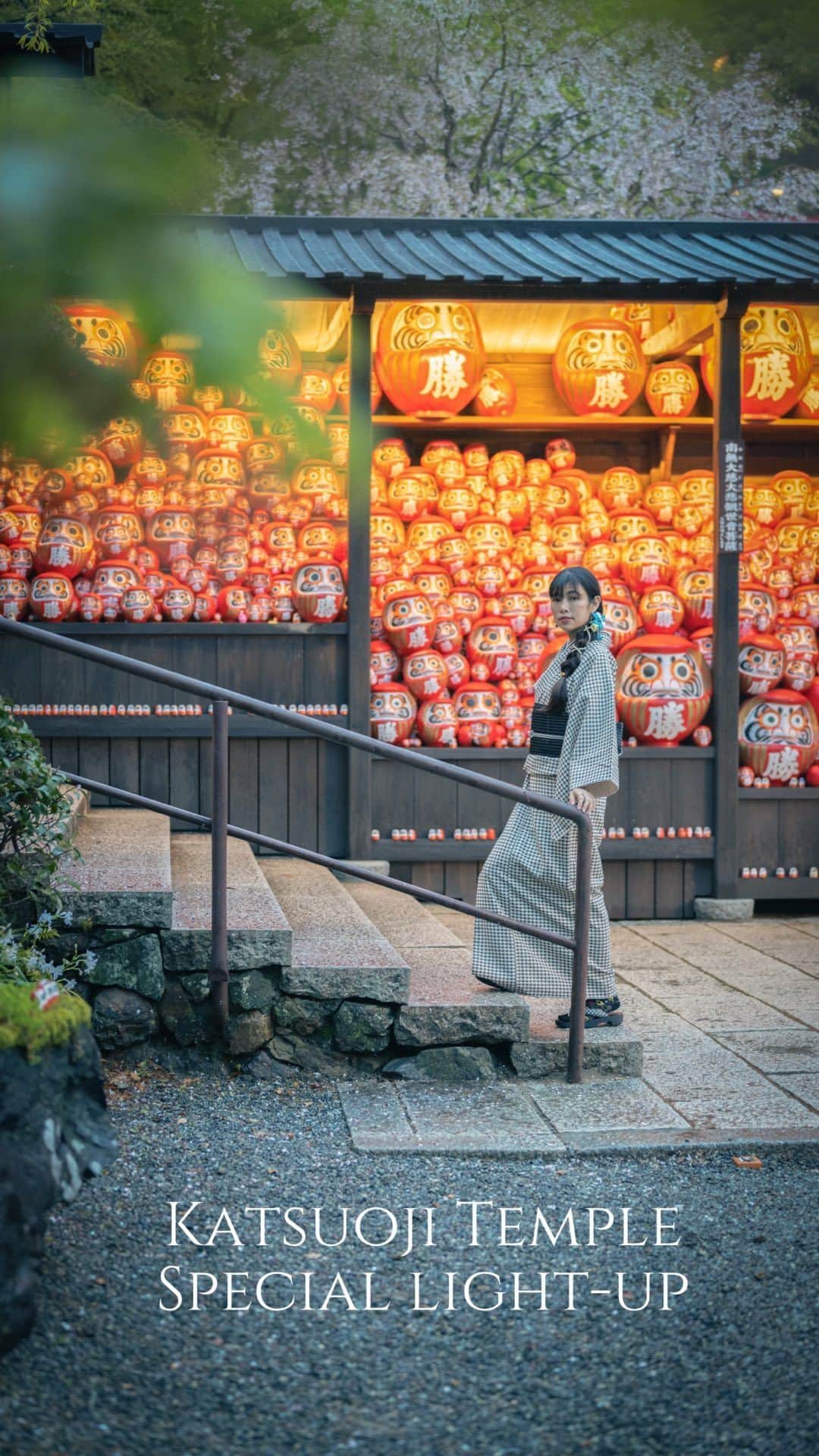 のインスタグラム：「【Special Light Up: Katsuoji Temple】  The famous daruma temple in Osaka will be having a special light-up event this spring!  From April 22 to May 7, there’s a special light up event from sun down to 8:30PM. So just for this limited period, you can enjoy the mysterious and atmospheric temple full of daruma in all sizes imaginable.   Many travelers have missed out visiting due to its remote location, but don’t worry! If you just wanna get there fuss-free like me, know that from the nearest station which is Senri Chuo St, you can take a taxi and it will cost you less than ¥4000 one way. Not too bad if you split with friends!  No more excuse! Seeing this would mean it’s a sign for you to finally visit @katsuoji.temple!  📍Minoh City, Osaka Prefecture  #勝尾寺新緑ライトアップ2023 #katsuojitemple #osaka #勝尾寺」