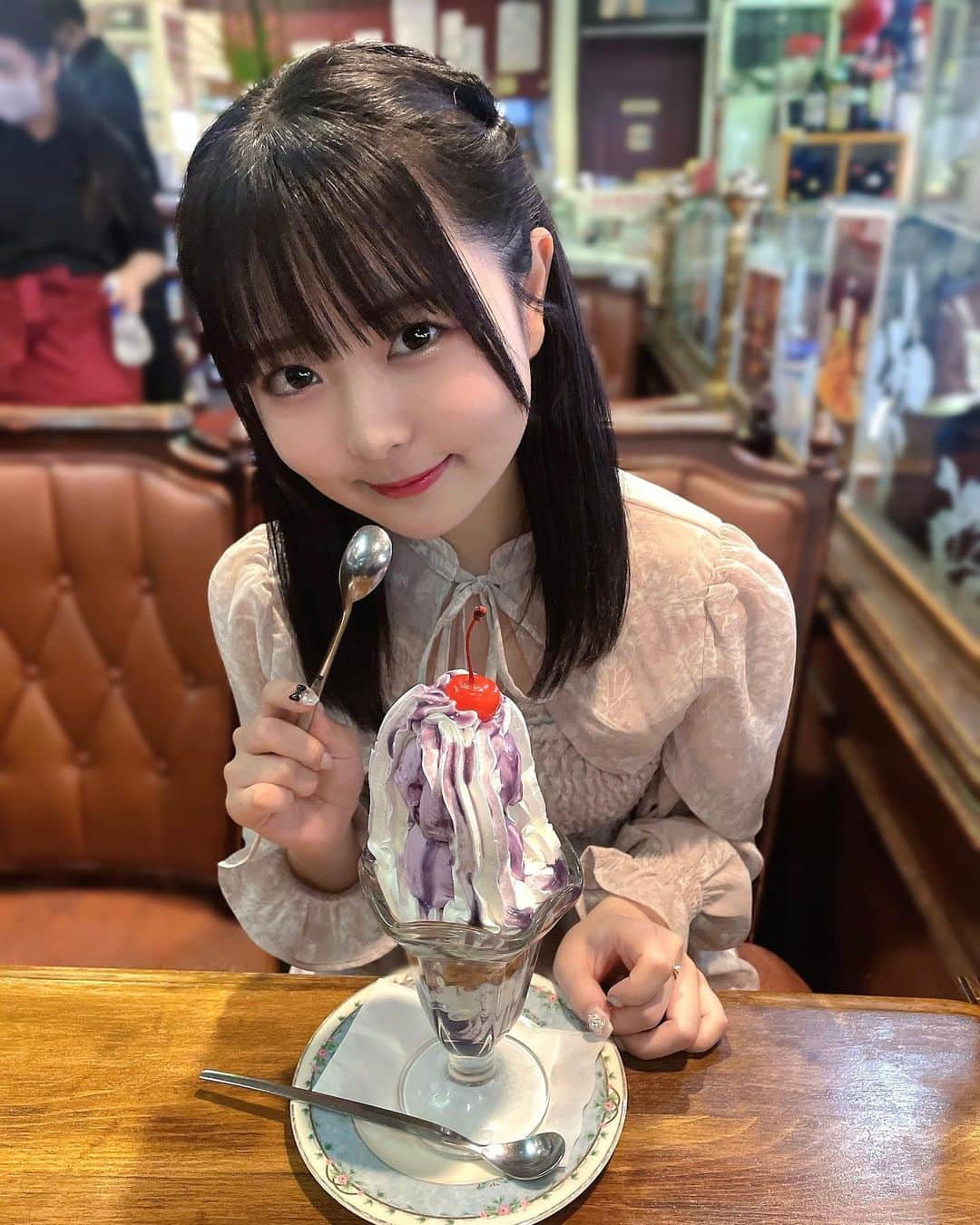 久保田沙矢香のインスタグラム：「紅芋パフェ🥄♥  #喫茶店 #喫茶店巡り #パフェ #伯爵邸」