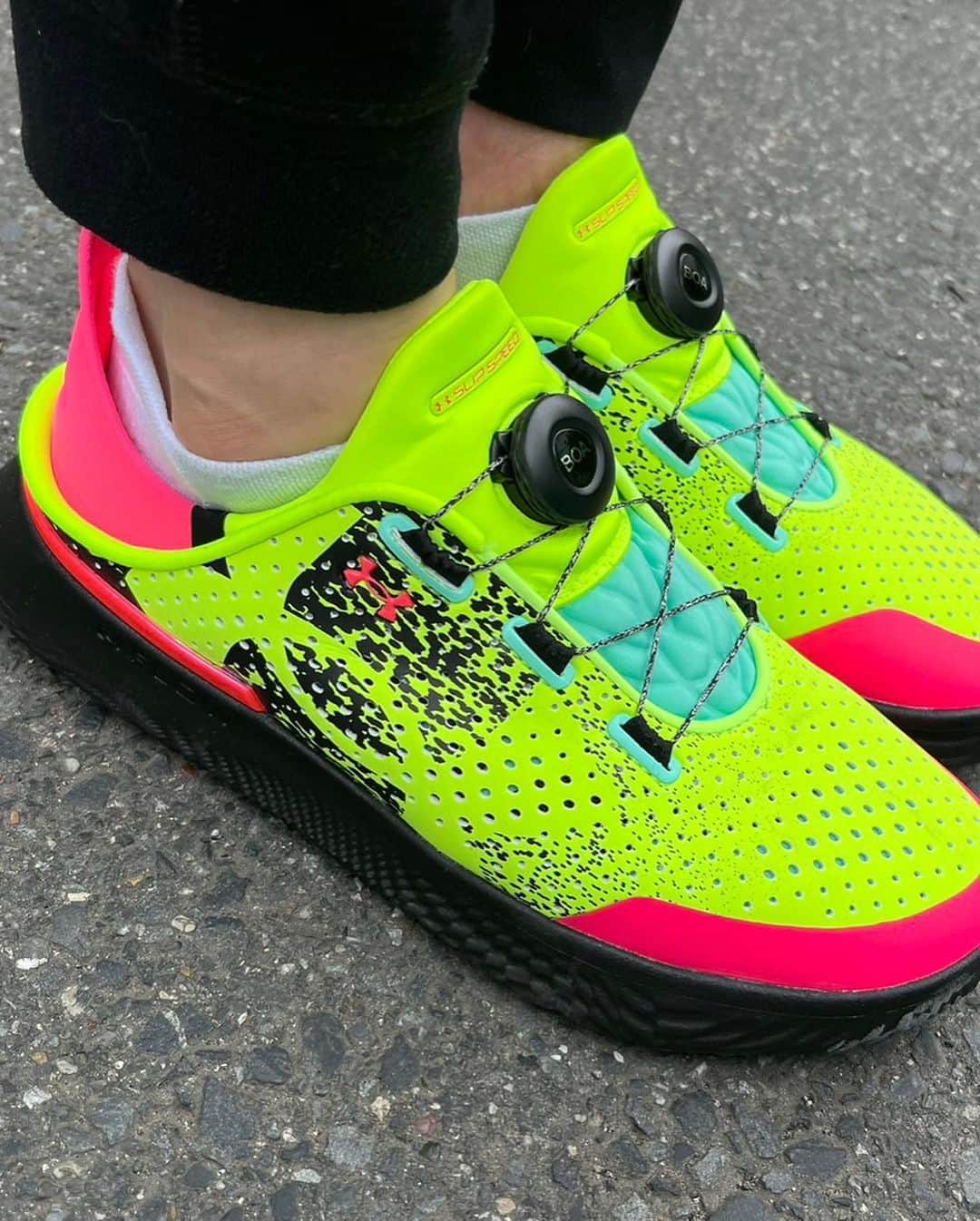 のインスタグラム：「👟 　 パフォーマンスを追求したバーサタイルシューズ 　 トレーニングにはヒールアップ、リカバー（リラックス）にはヒールダウンと、あらゆるシーンに適応した一足です✨ 　 着脱も容易かつ1クリック毎に簡単に足にフィットさせることができます。 　 オンでもオフでも😉👍 　 #バーサタイルシューズ  #アンダーアーマー  #pr」