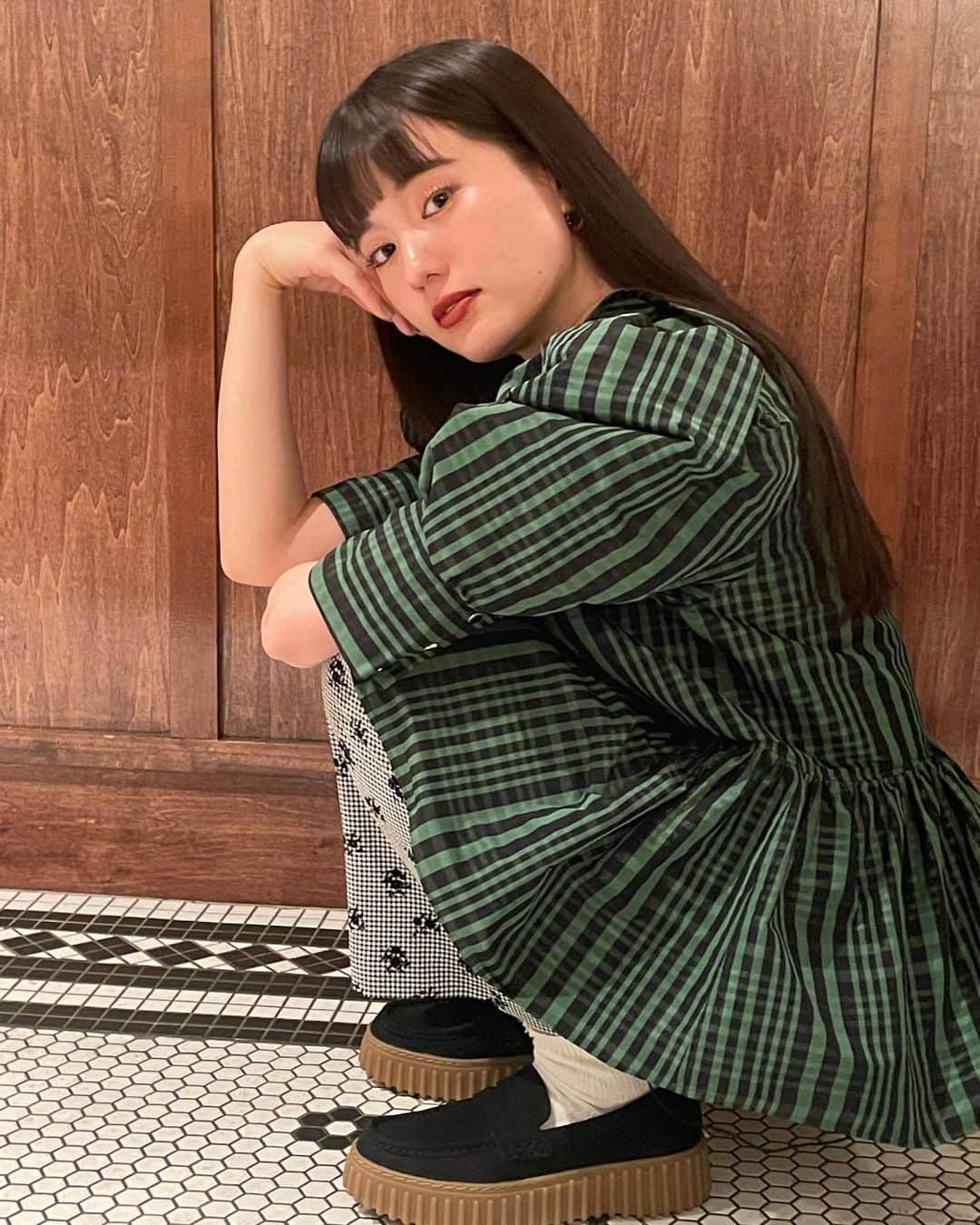 みこのインスタグラム：「最近は、ガーリーなファッションに、小物は全部ブラックでまとめて、ぴりっと強さをプラスしています。  New Shoes @clarksshoes 🖤  ガーリーって儚いとか、か弱いイメージとセットになりがちだけど、最近のわたしは心にもっと強い気持ちもあって。  可愛いものを見た時のやわらかい気持ちも、どちらも本当のわたし。  みんなそうかもしれないけど、わたしは本当にギャップだらけの生き物。  だから勘違いされることもあるけど、最近は勘違いってべつに嫌なことじゃないな〜と思うようになりました。  だってわたしたちはもう、第一印象と中身が違うことを長い人類の歴史の中で学んできたから。  こう見えるけど、こうなんだよ〜ってことを、少しずつ仲良くなった先に話し合えるのも楽しみのひとつだなと思えるようになりました🤝🌏  このコーデは、 @__nemne__ のyoutube番組を収録させてもらった時のもの！収録後に、一緒に素敵なピザ屋さんにいったよ〜  ☑︎FOOD - Pizzeria NeNe(松陰神社駅)🍕  かわいくて、プチっとおいしいフードたちとBIOワイン🍷🤍 最初に食べた砂肝とキノコのサラダが美味しかった・・・ 今度わたしも真似して作ってみよう。 あたらしいご飯屋さんに行くと、あたらしい味付けや、食材の組み合わせが知れるのも楽しみ・・・💭  #春コーデ #ガーリーコーデ #clarks #クラークス #torhill #PR」