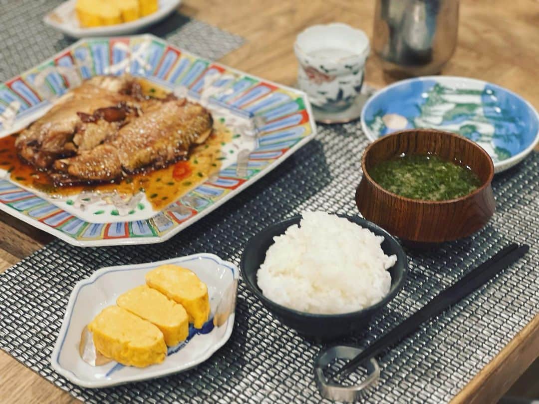 神崎恵さんのインスタグラム写真 - (神崎恵Instagram)「・ 今日も終盤。　 晩ごはんは、のど黒の煮付け。 息子たちは煮魚が好物なので、 お店で美味しそうなお魚を見つけた時は密かにガッツポーズ。 煮付けは裏切らない美味しさです。 揚げ物とならぶ安定感。 大皿には、2人分ずつ盛り付け。 おやつに焼き鳥を食べたもので。。 夜ご飯はさらっと。  息子たちのことや家事をすませたら、ライブ、お支度する予定です。  #おうちごはん」4月19日 20時31分 - megumi_kanzaki