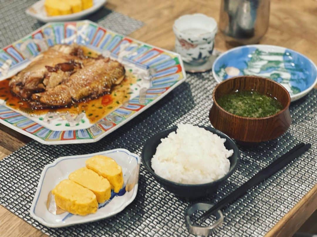 神崎恵のインスタグラム：「・ 今日も終盤。　 晩ごはんは、のど黒の煮付け。 息子たちは煮魚が好物なので、 お店で美味しそうなお魚を見つけた時は密かにガッツポーズ。 煮付けは裏切らない美味しさです。 揚げ物とならぶ安定感。 大皿には、2人分ずつ盛り付け。 おやつに焼き鳥を食べたもので。。 夜ご飯はさらっと。  息子たちのことや家事をすませたら、ライブ、お支度する予定です。  #おうちごはん」
