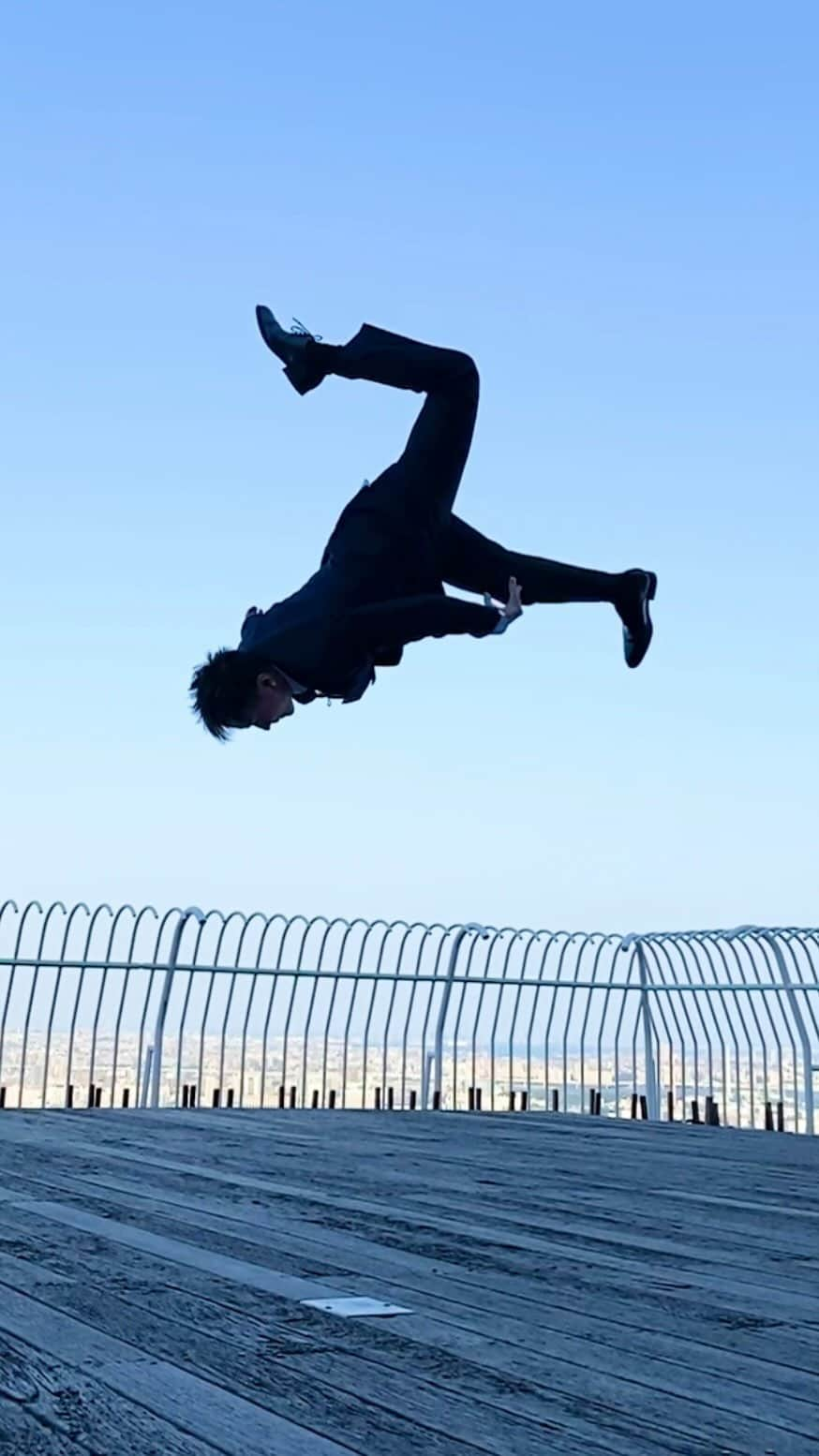 SNACK（野村直）のインスタグラム：「Flash Kick Back Flip × Water Blue Sky  @bboysnack   #flashkick #backflip #roundoffbackflip #フラッシュキック #バク宙 #ロンダート #ロンダートバク宙 #acrobatic #acrobats #アクロバット #体操 2030水 0419」