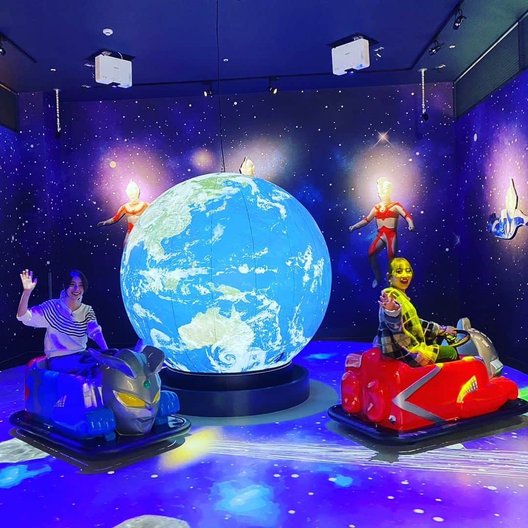 朝日放送「おはよう朝日土曜日です」のインスタグラム：「ここはどこ…🌌 #光る地球#宇宙#ウルトラマン #最近オープンしたショッピングモール #なないろリサーチ #4月22日放送  #おは土#おはよう朝日土曜日です#ABCテレビ #小椋寛子#堀くるみ」