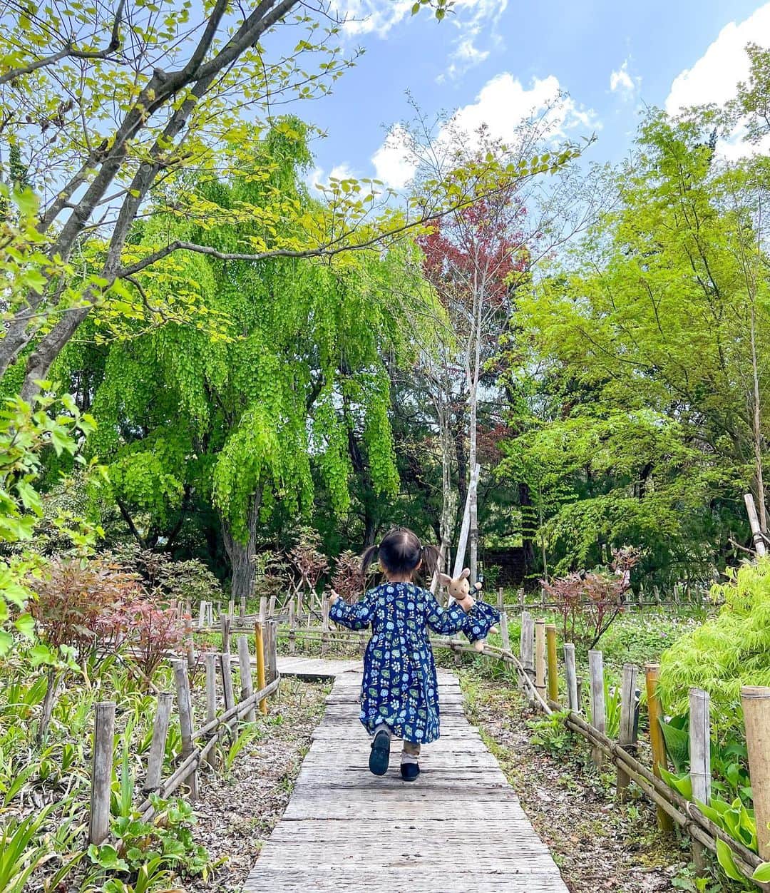 林弓束さんのインスタグラム写真 - (林弓束Instagram)「. 行ってみたかった米原のローザンベリー多和田にも行ってみました😊 これがめちゃくちゃよかった〜🥹🥹💐🌷🌸🌼 日本とは思えない、 てか滋賀とは思えない🫣 本当にオシャレで行き届いたガーデンに感動💕 ローザンベリー多和田は 娘の大好きなひつじのショーンのエリアもあって大大大大満足となりました✨ のどかで綺麗で本当素敵で 絶対またいこーー🎵 ローザンベリー多和田の投稿続きます😊 . . . . . #ローザンベリー多和田 #滋賀観光 #滋賀旅行 #子連れ滋賀  #女の子ママ  #2020年5月生まれ  #2歳 #二歳  #2歳女の子 #子供服 #こどもふく #こども服 #おでかけスポット  #こどもとおでかけ #まはりふく  #東京ママ」4月19日 20時34分 - hayashiyuzuka