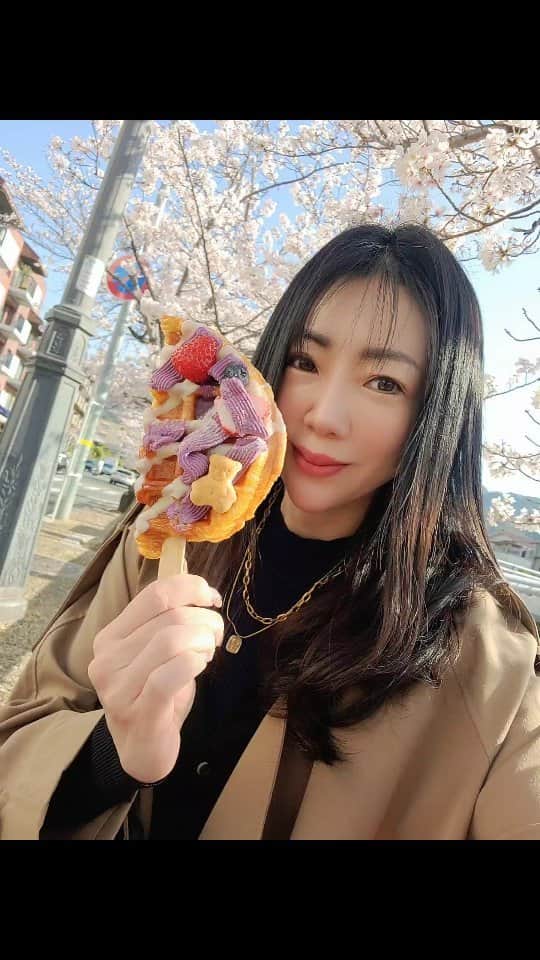 今堀恵理のインスタグラム：「お友達のお嬢さんから頂いた芦屋のWAFLA💕 可愛い💠  素敵なお母さんとお嬢さんていいよね✨  もうすぐ母の日です。 何をプレゼントする?💐 今年の母の日は、すべての母が自分らしくいられる特別な一日にしたい  私は @shein_japan  @sheinofficial  のMOTFサマーニットを2枚買いました🎵 そして少し早いけど両親を先日鉄板焼きに連れて行きましたよ💗 母娘でSHEINお揃いコーデもいいよね  私が着てるコート DAZY 11073232 母へのプレゼント 水色 14262058  ネイビー 14188379 SHEIN割引クーポン良かったら使って下さい：『JHD6』 お買い上げ金額1～5,999円まではセール価格より15%OFF、6,000円以上は20%OFFが適用される。 利用期限：〜6月末日😊  #SHEINforAll #MakeHerDay  #SHEINpartner  #母の日 #hapymothersday」