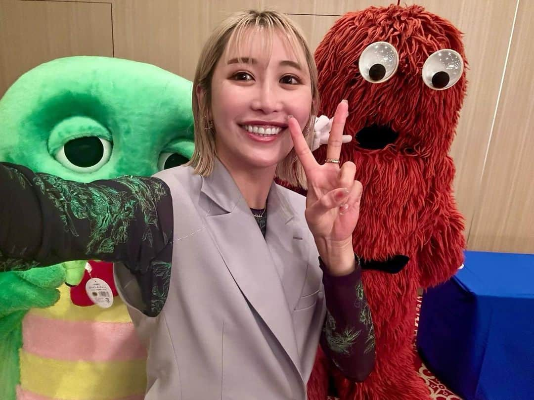 金田久美子のインスタグラム：「ポンキッキーズ！  ガチャピン世代だから めちゃくちゃ嬉しくて興奮した！ 急いで自撮りしたから ガチャピン隠れちゃったごめんねぇ。  恐竜ずきにはたまんないふたり♡  #ガチャピンムック #50周年おめでとうございます #フジサンケイレディース前夜祭」