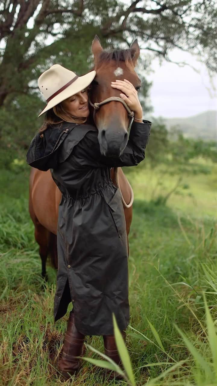 ドライザボーンのインスタグラム：「Willow and her sweet cuddles ❤️  Wearing my Aussie iconic Brooklyn’s Heritage @drizabone coat which has a flattering internal drawstring at the waist, hood, leg straps (perfect for riding) and rear vent for movement 🙌」