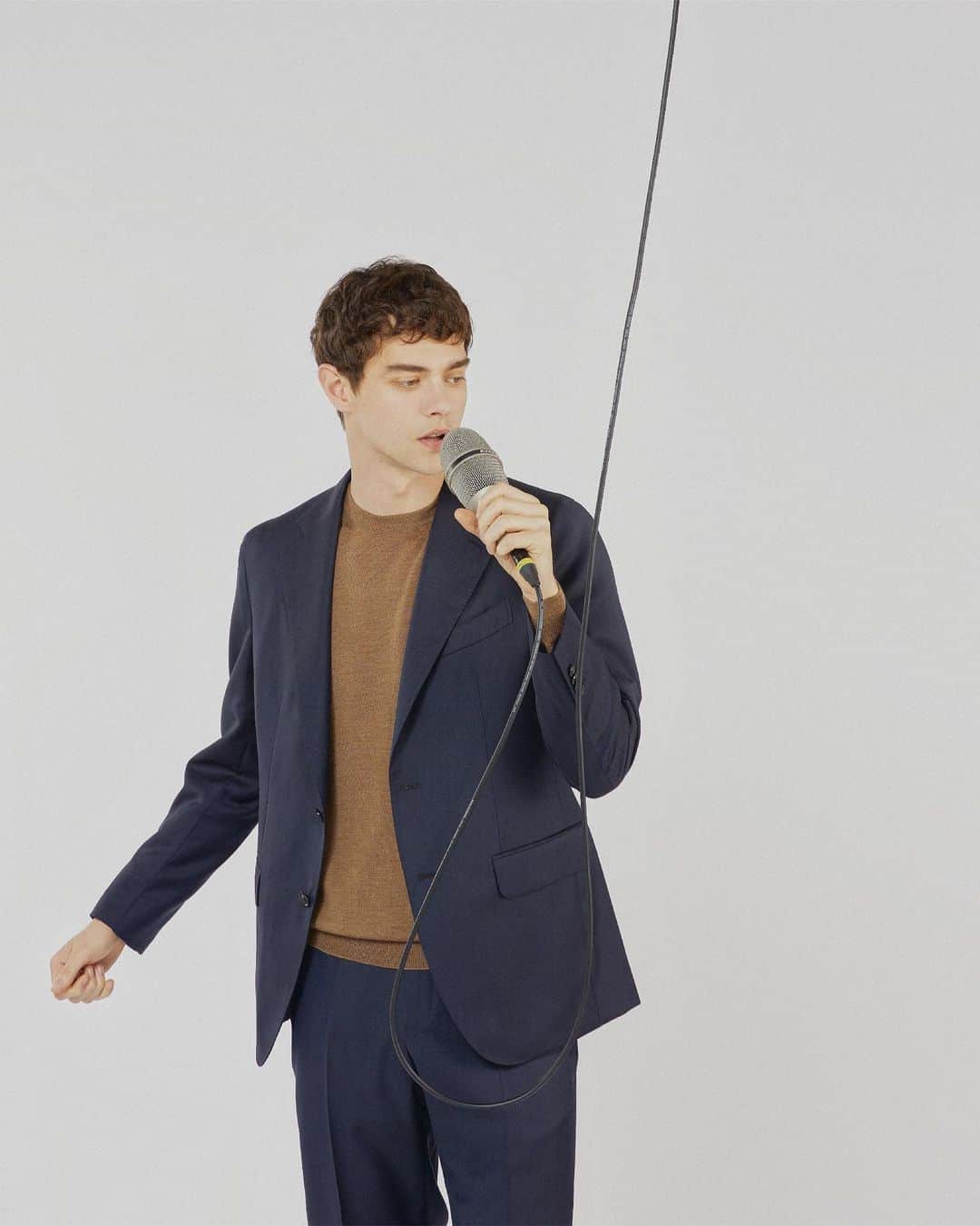 ラファエルカルーゾのインスタグラム：「Dress our Aida Suit up or down and enjoy the freedom of movement that only a fully canvassed jacket can give you.  Explore our Knitwear selection at Carusomenswear.com  #carusomenswear #ss23 #playfulelegance」