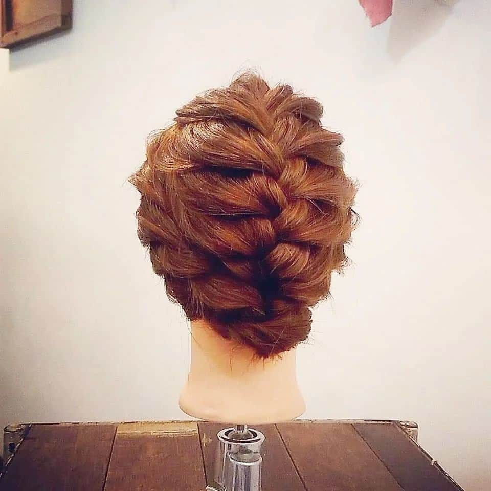 nest hairsalonさんのインスタグラム写真 - (nest hairsalonInstagram)「編み込みアップアレンジ  #横浜美容室#ヘアサロン#美容室#ヘアアレンジ#ヘアアレンジ解説#ヘアアレンジプロセス#簡単アレンジ#まとめ髪#横浜#横浜元町#元町#石川町#nest#nesthairsalon」4月19日 20時37分 - nest_hairsalon