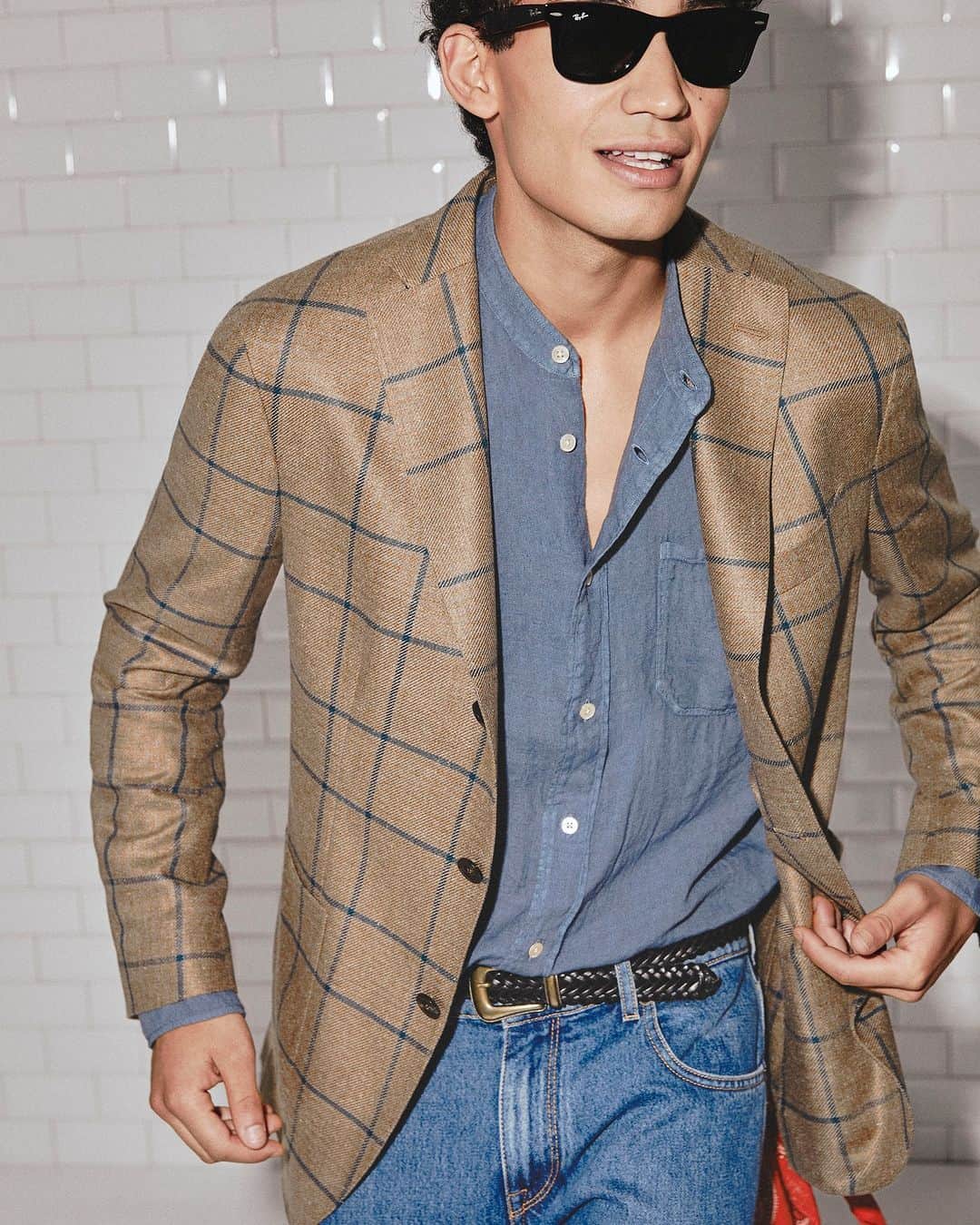 ボリオリのインスタグラム：「Summer coolness. The modern syle to wear a windowpane silk K-jacket. Created for the man at leisure, the Boglioli Collection is crafted in Italy from natural and innovative materials, in a relaxed silhouette. Expert tailoring is combined with contemporary tech, resulting in lightness, warmth, wearability and agility.  Now available online. Explore on www.bogliolimilano.com  - #coolness #summerstyle #jacket #windowpane #boglioliofficial」