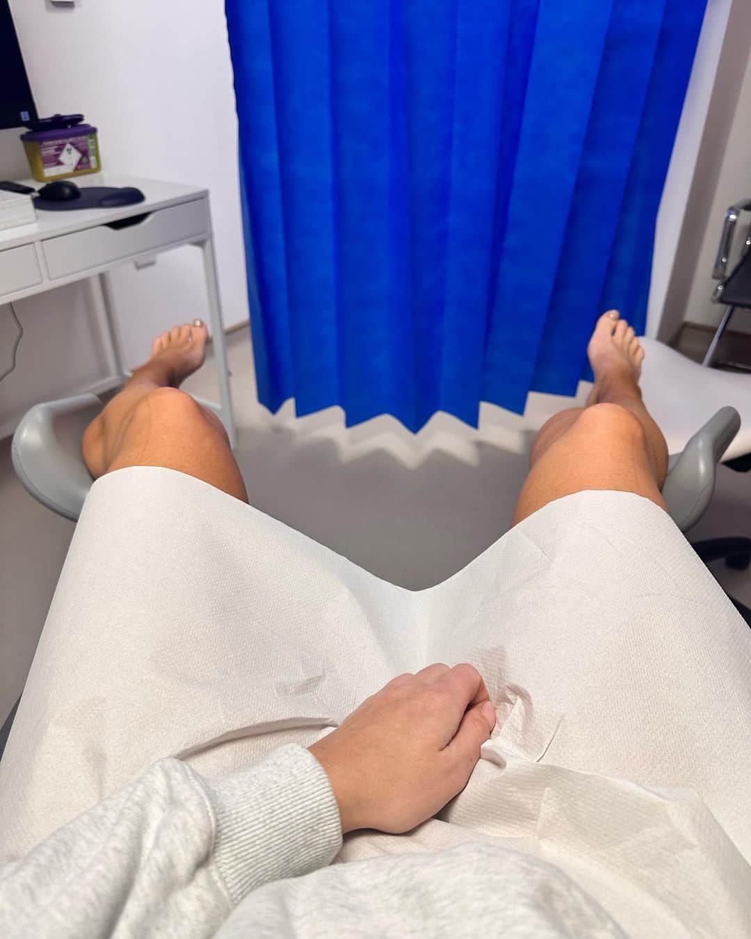 ヴィッキー・パティソンさんのインスタグラム写真 - (ヴィッキー・パティソンInstagram)「My Egg Freezing Journey So Far... 🥹♥️   TRIGGER WARNING: There are needles, injections & talk of fertility in this post.   Yesterday I headed to @londonwomensclinic to get a scan to see if my ovaries were responding correctly to my hormone injections. I can't tell you how happy I was to be told I have chubby little ovaries 🥹♥️ Probably the only time in my life I will be happy about being called chubby😂🥰 But it basically means that the hormones are doing their thing & my eggs are egging. (I know, my medical jargon is fantastic.. just call me Meredith Grey 😂🤦🏻‍♀️)   The last week hasn't been as bad as I anticipated- there's been some highs & lows but I suppose that's to be expected- altogether I'm just really grateful that my body seems to be responding to the medication & things are going in the right direction ♥️   I wanted to share with you all what I've learnt so far as I have loads of lovely women asking me questions in my comments & DM's, so here goes:   - when I last tried to start this process in January- I booked 2 weeks off work & brought my mam down to stay- I was determined to focus on the journey & give my body the best environment it could have for my little eggies to be successful. But as you all know I fell at the first hurdle. I was obviously crestfallen but understood that it's just sometimes the way the cookie crumbles. This time I didn't allow myself to get my hopes up, having had some disappointments already- so when I found out that my cyst had gone & I was actually able to start the process I had work booked in, filming, podcasts, photo shoots, we had trips, wedding planning- the lot.. & it was just too late to cancel things. But what I've actually found is keeping busy has been a god send. I'm the type of person that if I'm not busy I drive myself insane, I get in my own head & my mind plays tricks on me. And if everything had gone to plan in jan & I'd been sitting around the house just waiting to give myself my next injection & worrying if things were going right- this would have been a totally different experience- altogether a more sad & stressed one I think...   Continued on my stories... 💉💕」4月19日 20時39分 - vickypattison