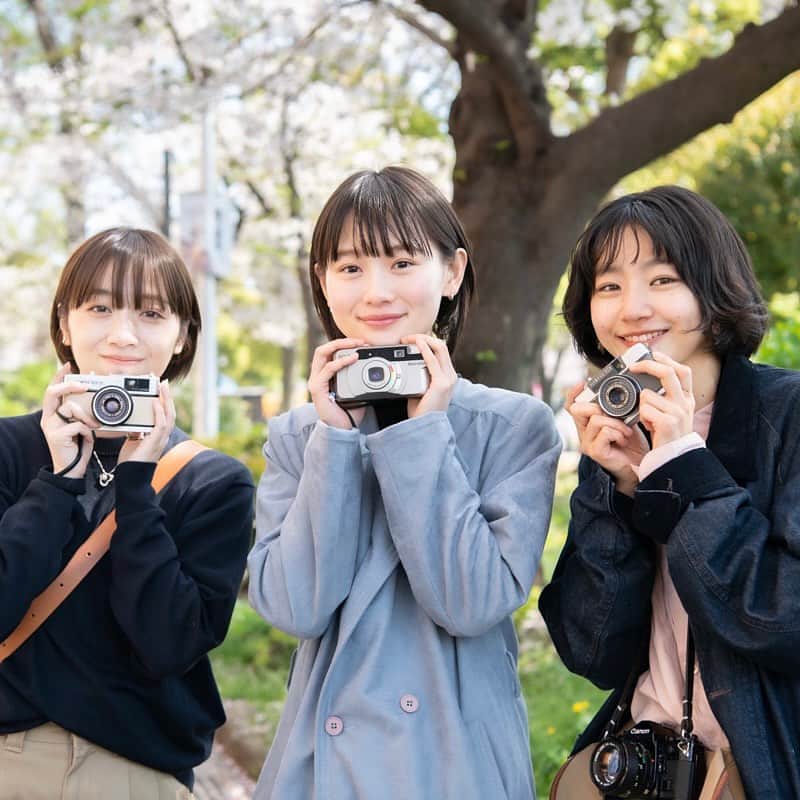 merのインスタグラム：「「読者×モデル×編集部」で部活をする企画・merがーるず倶楽部🫧  第3回目は、辻千恵ちゃん、yukinoちゃん、齊藤日菜子ちゃん、読者のみなさんで「カメラ部」を開催しました📸  桜がきれいな東京の街をみんなでフォトウォークするのはとっても楽しかったです🤍⸝⋆  ご応募いただいた方、そして参加者のみなさま、ありがとうございました✨  イベントの様子はmerwebの記事をチェック！」