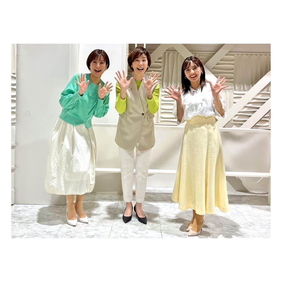 徳島えりかさんのインスタグラム写真 - (徳島えりかInstagram)「* 陣内さん考案の春ポーズで🤗  🍀🌱🌼  #newsevery. つい放送終了すると、わいわい盛り上がってしまう 楽しい職場です🤭」4月19日 20時40分 - tokushima_erika