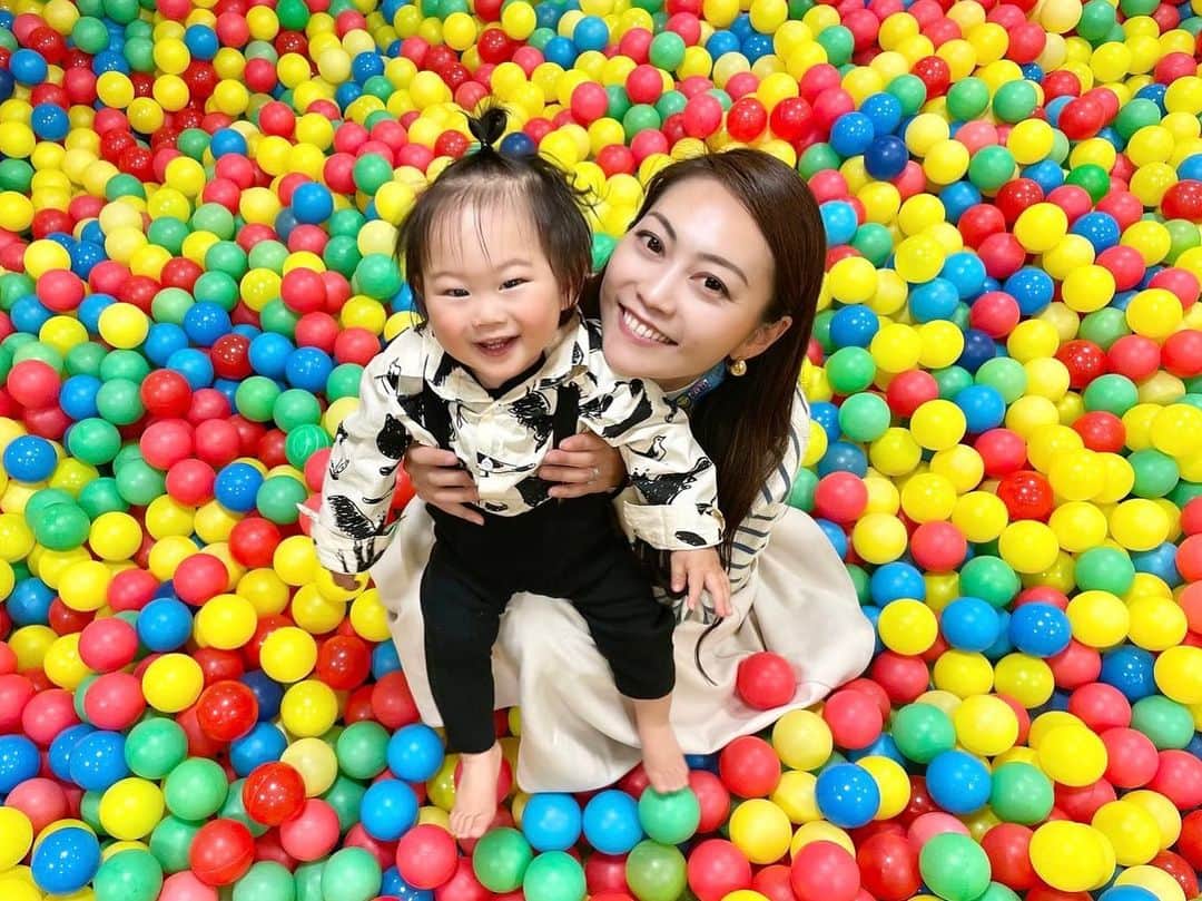SAORIのインスタグラム：「息子とのお気に入り写真📸 育児アカウント @saori.mom も フォローしてくれてる方thanks😋🫶🙌 黄砂がひどかった先週喉がイガイガしてて 翌日から声が出なくなったよ😂 もともと喉が弱くて昔接客業してたときは 年に2回は声出なくなってたけど ここ数年は大丈夫だったのに、 今年声が出なくなるのすでに2回目😱 リスケさせて頂いたお友達、ほんとごめんね🥹 今オカマ声なので、そろそろ治るかと💪  息子が着てるお洋服のブランドを聞かれることが 凄く多い😋🫶ママさんフォロワーも多いのかな❤︎ これは @rabbits.select だよ🐇❤︎ 動物がいっぱいのってて可愛いんだ〜❤︎」