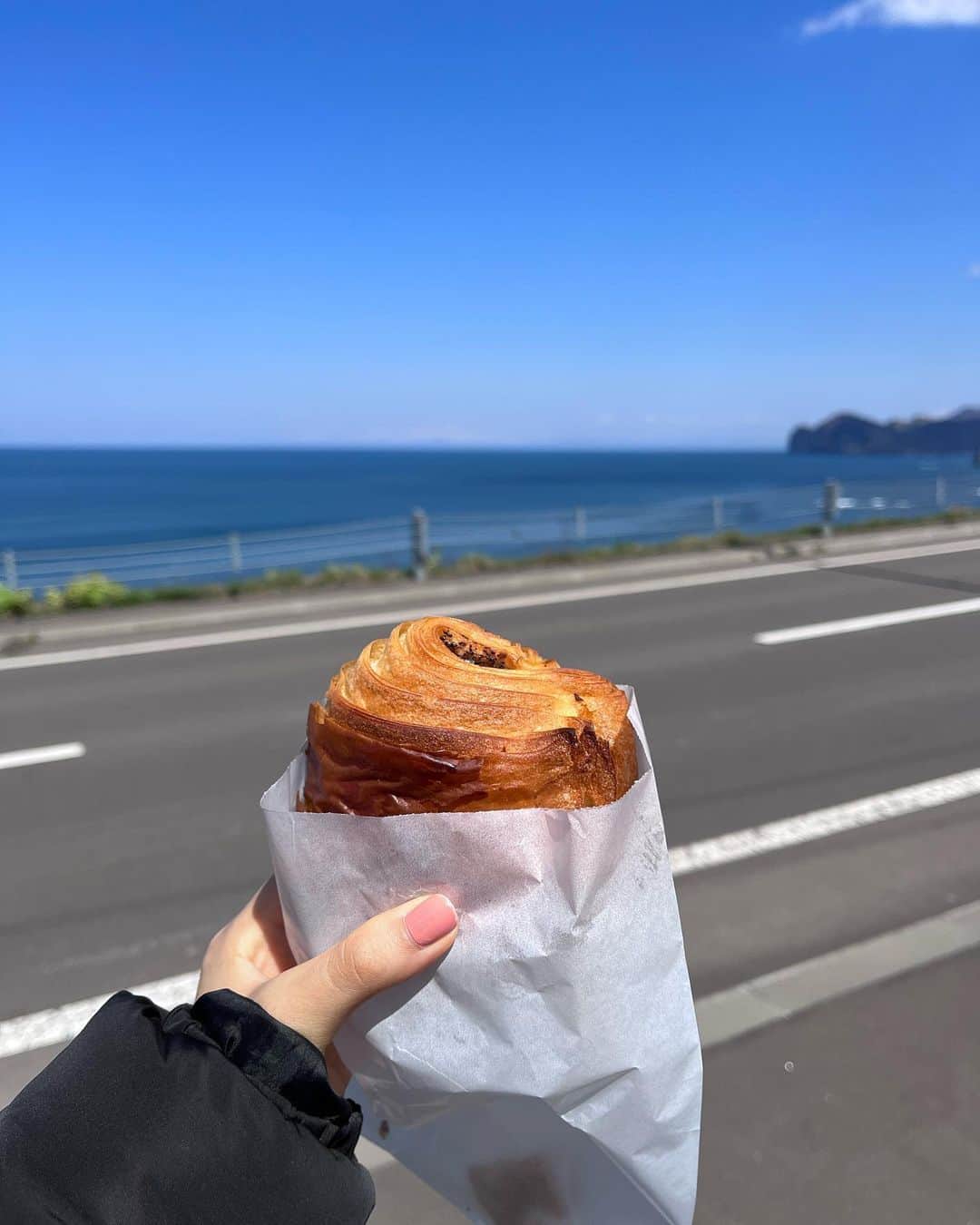 武イリヤのインスタグラム：「すっごくすっごく楽しくて充実した北海道旅行だった！！ 自然って素晴らしい... 北海道で一番美味しいと言われているパン屋に遠かったけど足を運んでみた。 今まで食べたことないくらいサックサクで心のこもった最高のパンオショコラだった〜 海鮮たくさん食べたりホースパーク行ったり、自分の好きなことばっかりできてすごくリフレッシュできました🫶 また絶対いく」