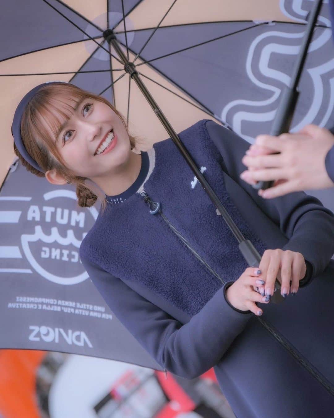 後藤佑紀のインスタグラム：「コートもかわいいんだよ🫶  これはなにか喋ってる時🤣🤎 2枚目はどういう感情だったんだろ🤣   #muta #mutaracing  #mutaracingfairies #レースクイーン #SUPERGT #gt300 #GR86GT #ingingmotorsports #ブリヂストン #岡山国際サーキット」