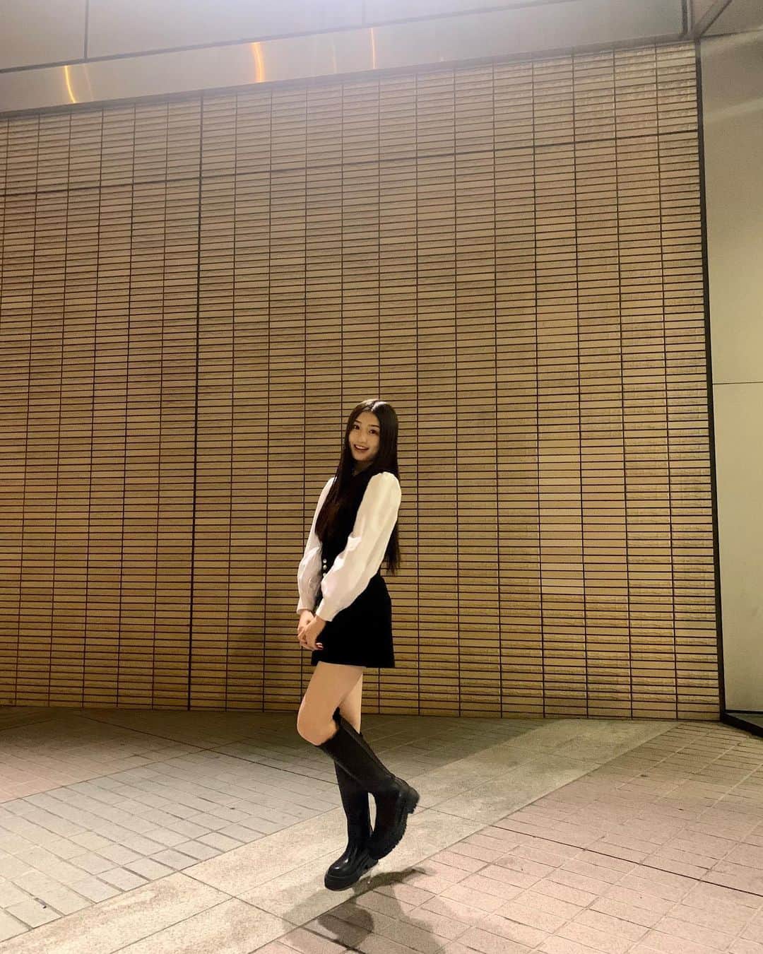 塩月希依音のインスタグラム：「🖤🤍  #code#コーデ#fashion#ファッション#モノクロ#モノトーン#モノトーンコーデ#ブラック#ホワイト#ロングブーツ #jk#ljk #05#05년생 #05line#ootd」