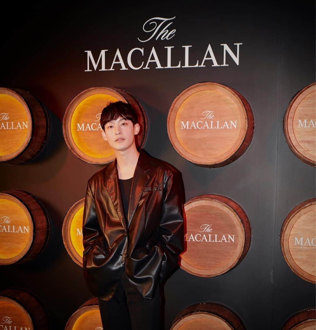 向井太一のインスタグラム：「Thank you @themacallan_japan   スコットランドのシングルモルツウイスキー「ザ・マッカラン」の歴史とこだわりを体験できるイベントが4月20日(木)~23日(日)4日間限定で六本木ヒルズにオープン。 一足先に体験してきました。  年数によって異なる味わいのウイスキー、五感すべてで味わった🥃  #ザマッカラン #マッカラン #ザマッカランダブルカスク #本物と出逢う旅」