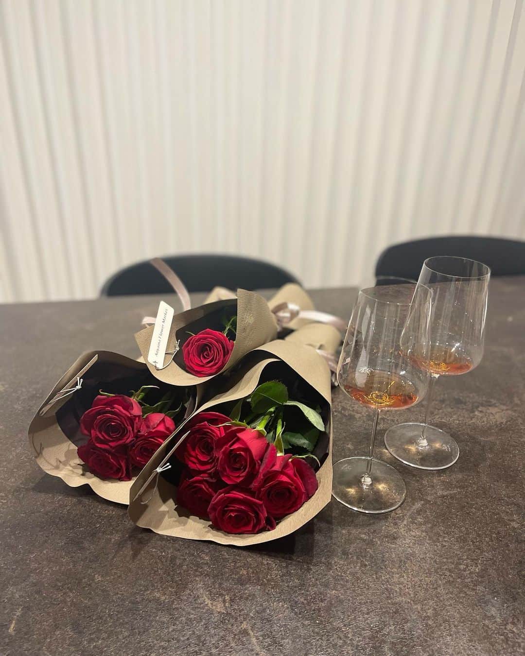 橋本奈実のインスタグラム：「結婚式から9年🌹 今日は、夫がお迎えと夜ご飯担当してくれて、 私が帰宅したら、3人の王子たちが、 ひざまずいて待っていてくれました🤴 長男5歳は、5本の🌹次男3歳は、3本の🌹 夫は、1本🌹 「あなたしかいない」の意味を持つ✨ 合計9本で、「いつもあなたを想っています」🌹✨ 今年も素敵なお祝いをありがとう👸🌹 奇跡のアイスワインで乾杯🥂✨」