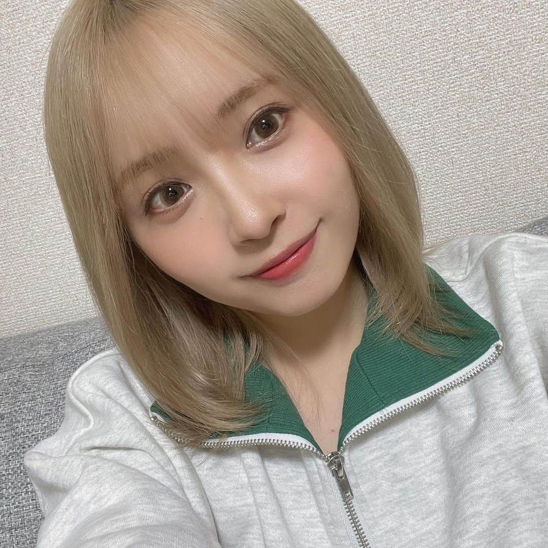 加藤愛永のインスタグラム：「@ririmew_official の新作と新色が可愛過ぎた🥲 .  ⚪️センシュアルフィックスティント 06 ピンクバター ⚪️ミューテッドシアーティント 01 パピーレッド / 02 ピンクフォンデュ 高発色も可愛かったけど、 うるうる透け感の新作もめっちゃ可愛かった😭 色々感想は画像に書き込んでるから見てね、、！ . 新作は📝4月21日(金)から公式サイト、ロフト プラザ、＠cosmeTOKYOで発売開始みたいです‼️ センシュアルフィックスティントの方の 既存色の再販もあるらしい◎ . 1枚目につけてるリップはシアーのピンクフォンデュ❕ 多幸感溢れまくるおすすめ....🫶 . . #PR #Ririmew #リリミュウ #新作コスメ #コスメレポ #リップ #ティントリップ #新作 #新色 #イエベ春 #イエベ」