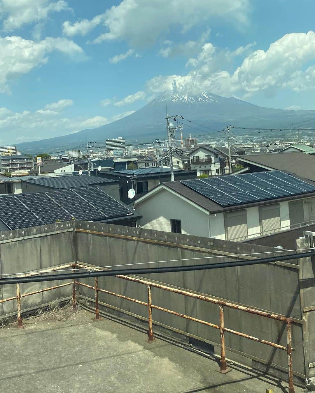 小坂明子さんのインスタグラム写真 - (小坂明子Instagram)「関西レッスン、3日間有難うございました。 月曜日の富士山と雲。」4月19日 20時58分 - akikokosaka