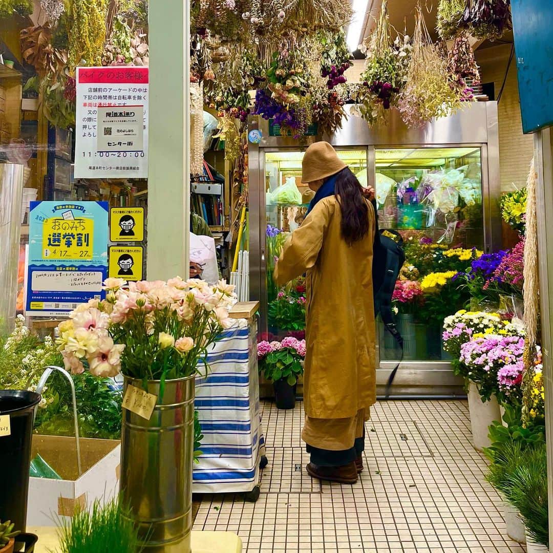 森田恭子のインスタグラム：「尾道、ちいさな街。商店街のお花屋さんで白水さん（歌々の棲家やLR49で絵を描いていただいた方）とバッタリ。買ってる花も一緒で、甘〜い匂いのバラなのでした🌹」