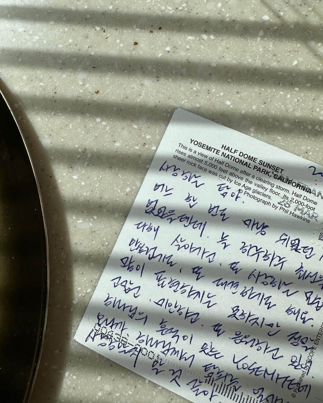 パク・タミのインスタグラム：「- 오늘, 놀라고, 걱정되고, 당황스러웠다가, 차분해지는 감정을 순서대로 치르고, 상황을 찬찬히 돌아보니, 모든것이 다  이해가 되면서.. 이도 저도 그도 나도... 다 안아주고 싶은 맘.  집에와 물을 한컵 급히 마시고, '아.. 살것같다. 나 목말랐구나..'  서재에 가만히 앉아있는데, 눈에 들어오는 신랑의 엽서.  사랑하는 탐아. 어느 한 번도 마냥 쉬웠던 시간들은 없었을텐데. 늘 하루하루 최선을 다해 살아가고, 또 사랑하는 모습 안스럽기도, 또 대견하기도 해요. 많이 표현하지는 못하지만, 정말 고맙고.. 미안하고, 또 응원하고 있어. 하나님의 흔적이 있는 YOSEMITE에 오니까,  하나님께서 탐희를 얼마나 사랑하는지 알 것 같아.  유난히 출장이 많은 신랑, 결혼하고 쭈욱 출장가 엽서를 보냈는데, 첫째 아이 낳고는 드문드문(난 이런거 별로 안속상한 타입이라..) 그런가? 싶었는데, 3월 출장중에 보낸 엽서.. 얼마전, 햇살이 예쁜 날 찍어 놓고.. 그땐 이 내용이 안들어왔는데, 오늘 다시 읽은 마지막줄에 큰 위로를 받네..  '나도 그래. 나도 알 것 같아..'  -----------------------------------  무슨일 없었어요. 저는 일기처럼 잘 쓰잖아요^^ 그냥 다른 마음을 배운 날이니 걱정은 저어기 산 넘어 슝~  #근데신랑응원그만하고이젠참여하지그래?커몬커몬~ #15년째말로때우시는분」