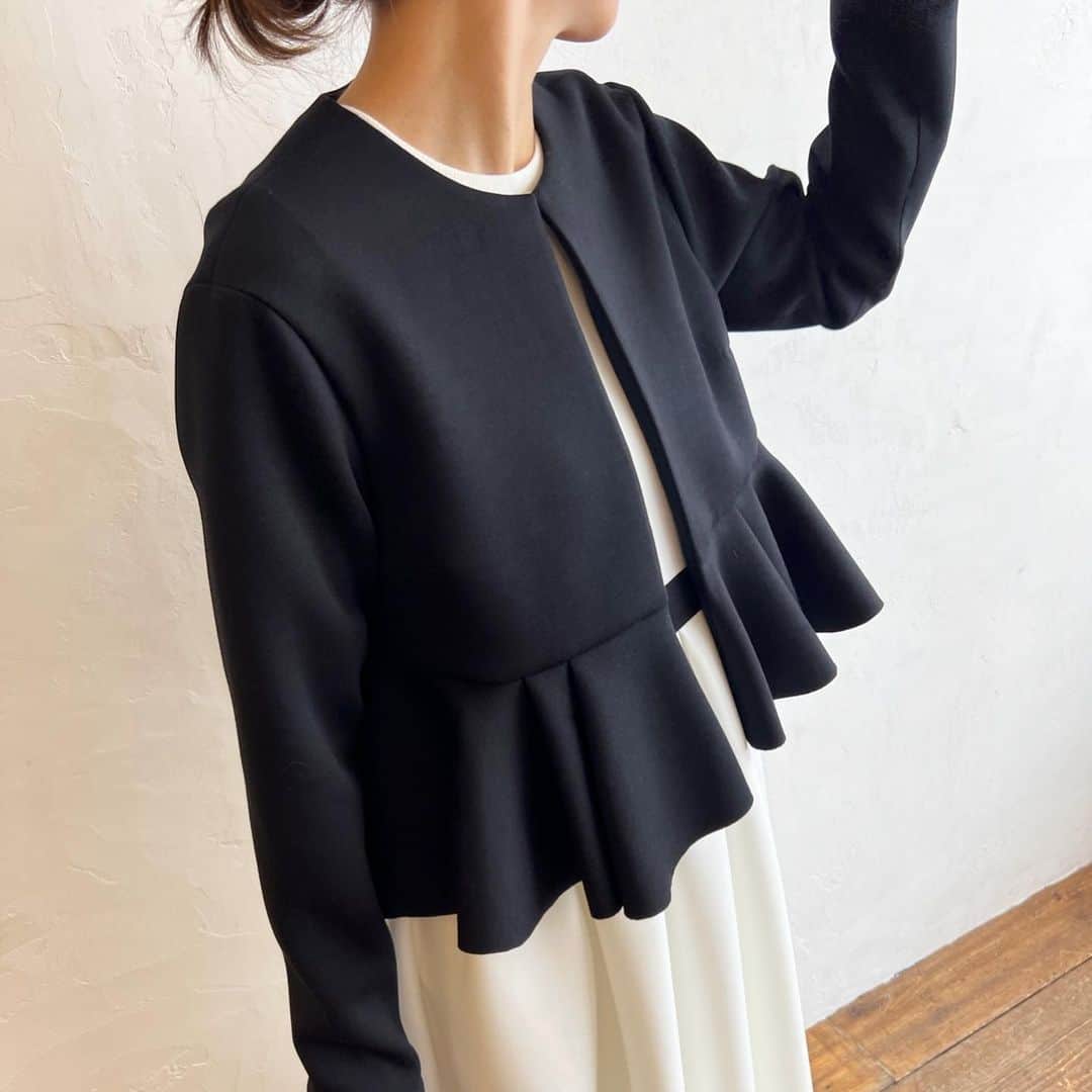 Tsuru by Mariko Oikawaのインスタグラム：「Demi.  新作のジャケットDemi.（ドゥミ） ウエスト丈で足長効果が抜群。 スカートにもパンツにも、さっと羽織るだけで今年らしい着こなしに様変わり。 久しぶりのレザーも新鮮に。 BLACKとMINTはもちもちっとした素材でより気軽に羽織れる頼れる一枚。  Demi ¥29,700（tax in） ※ご予約中は10%OFFとなります。  #tsuru #tsurubymarikooikawa #2023aw #preorder」