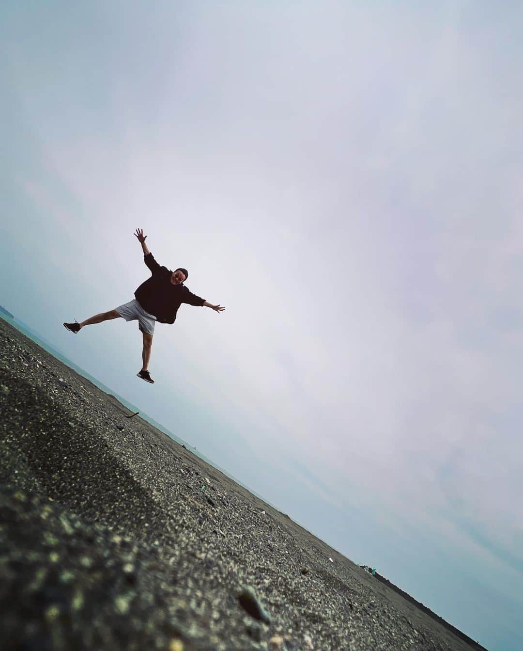 KEISEIさんのインスタグラム写真 - (KEISEIInstagram)「海に来ると失恋した気分になる… だからジャンプしてみたよ… そしてちゃんと落下しました。  君といつまでも/加山雄三 心に染みるな…」4月19日 21時00分 - deep_keisei