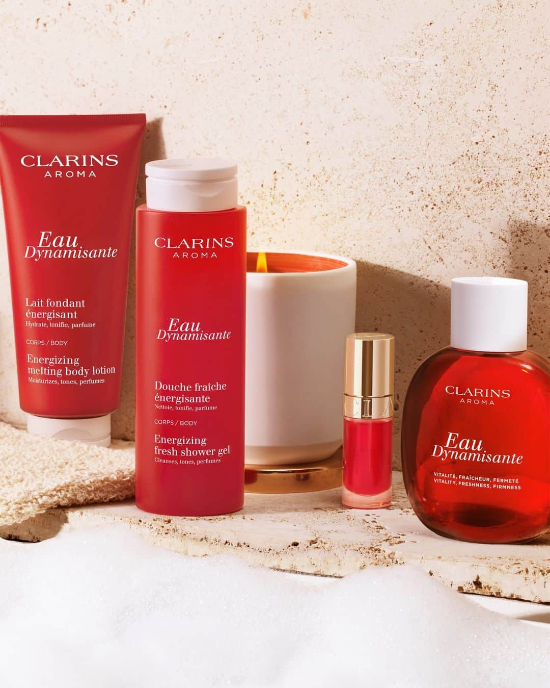 clarinsjpさんのインスタグラム写真 - (clarinsjpInstagram)「4月21日(金) 発売 オー ディナミザント シリーズ　  パチョリ、ビターオレンジ、ローズマリー、ホワイトタイムが醸すアロマティックなシトラスの香り。一日の始まりや、瞬時に気持ちを高めたい時におすすめの3製品。  オー ディナミザント トリートメントフレグランス（右） 世界中で親しまれてきたクラランスの初代トリートメントフレグランス。上品な香りとケア効果を兼ね備え、アロエベラ*、オタネニンジン**が肌を保湿しなめらかに整えます。  オー ディナミザント メルティング ボディローション（左） 全身をアロマの香りで包み込みながら、とろけるようなテクスチャーで素早く肌になじむボディ用乳液。  オー ディナミザント EG フレッシュ シャワージェル（中央左） きめ細かい泡立ちで、やさしく肌表面の汚れを取り除くボディ用洗浄料。 エネルギーで満たされるような香りとともに、アロエベラ*エキスが肌にうるおいを与えます。  * アロエベラ液汁(保湿成分) ** オタネニンジン根エキス(保湿成分)  ▽全製品共通の香り▽ ------ トップノート：マンダリン、プチグレン ハートノート：ラバンジン、ユーカリ、タラゴン、ナツメグ ベースノート：パチョリ  #クラランス #オーディナミザント #トリートメントフレグランス #clarins」4月19日 21時00分 - clarinsjp