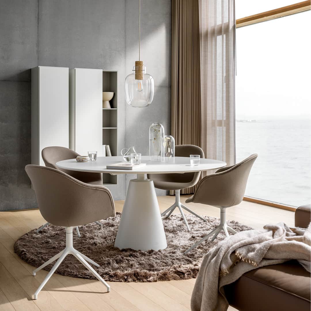 BoConceptのインスタグラム：「Create memories with Madrid. A streamlined design with clean lines and organic shapes, this round dining table is ideal for dinner parties. Discover Madrid via link in bio.  #boconcept #liveekstraordinaer #ekstraordinærsince1952 #anystyleaslongasitsyours #diningtable #diningroom #interiordesign #homestyling #danishdesign」