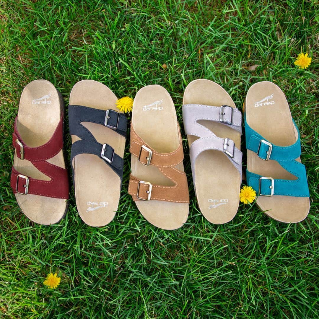 ダンスコのインスタグラム：「**GIVEAWAY HAS ENDED** #Giveaway Win a pair of Dayna sandals! 🌎  Follow @dansko on Instagram 🌎  Like this post 🌎  Comment 🌎  to enter 🌎  tag a friend in the comments (More tags = more entries) ONE lucky winner will receive the Dayna color of their choice!  *Giveaway is not associated with Instagram. Giveaway runs from 4/19/2023 8:00am-4/19/2023 11:59pm EST. No purchase necessary. Giveaway winner must live within the United States. Winner will win one pair of Dansko Dayna Sandals total estimated retail value of $140. Dansko only uses this Instagram account to contact promotion winners」