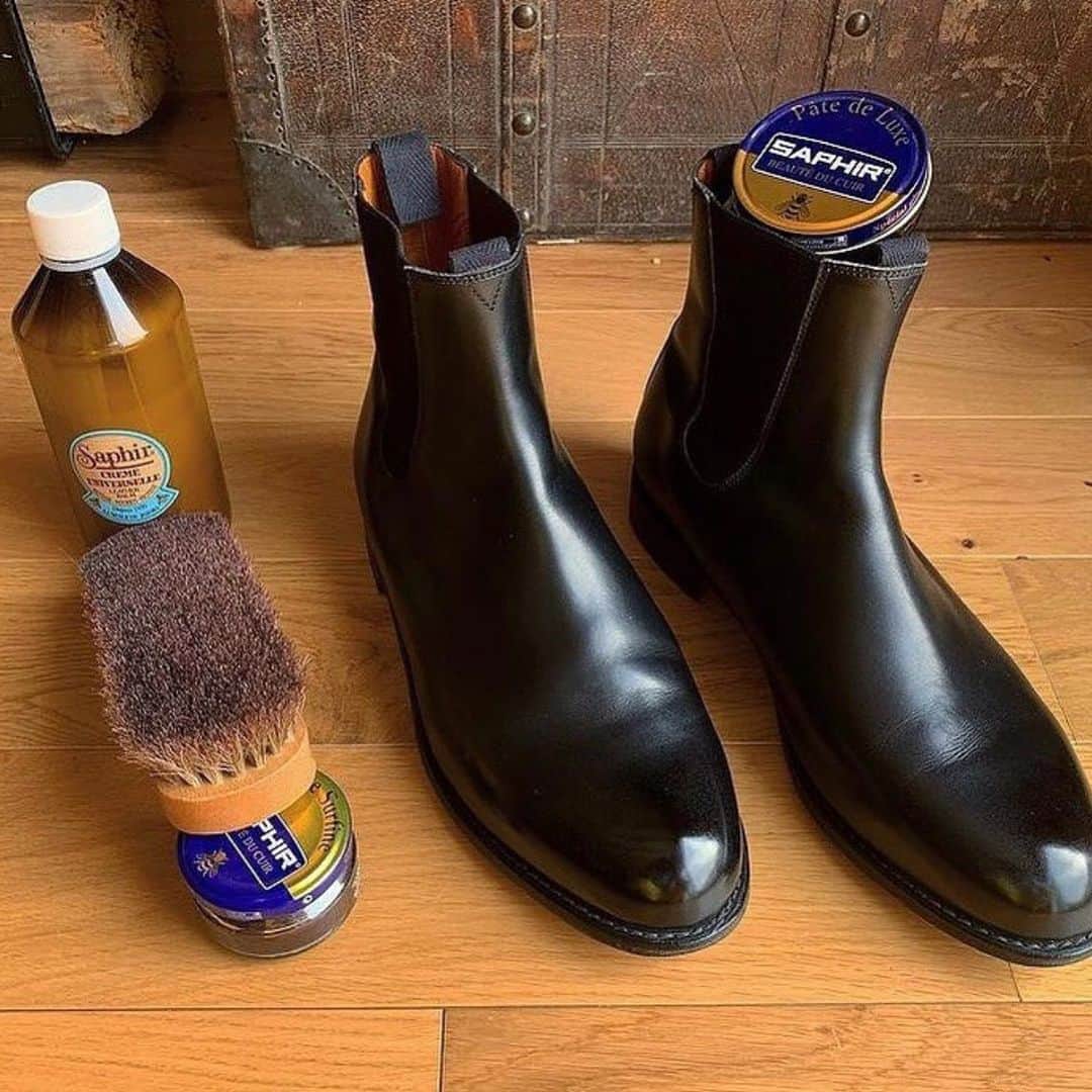 のインスタグラム：「@souliersdujour is giving his @paraboot_official boots the perfect treatment with our #Cremeuniverselle, #Cremesurfine and #PatedeLuxe #shinewithsaphir」