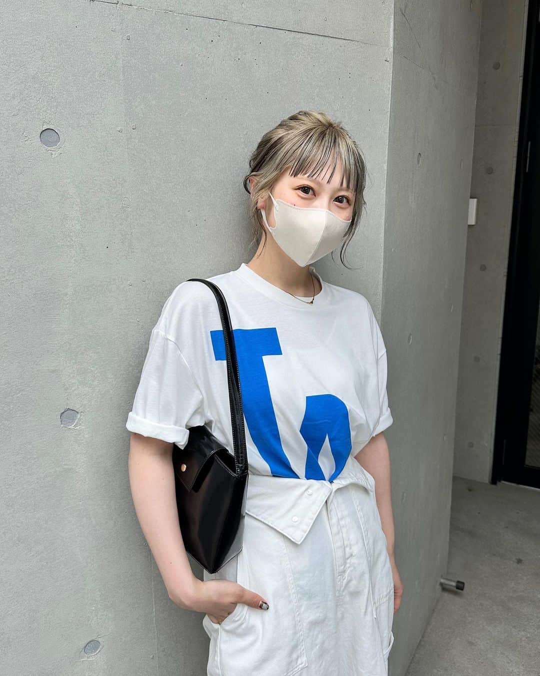 ARISAのインスタグラム：「ㅤㅤㅤㅤㅤㅤㅤㅤㅤㅤㅤㅤㅤ ㅤㅤㅤㅤㅤㅤㅤㅤㅤㅤㅤㅤㅤ ㅤㅤㅤㅤㅤㅤㅤㅤㅤㅤㅤㅤㅤ 推しpantsで、 白のワントーン🥛！ ㅤㅤㅤㅤㅤㅤㅤㅤㅤㅤㅤㅤㅤ ウエスト折り返して 履くの可愛くない？♡ ㅤㅤㅤㅤㅤㅤㅤㅤㅤㅤㅤㅤㅤ細く見えるしおすすめです(小声) ㅤㅤㅤㅤㅤㅤㅤㅤㅤㅤㅤㅤㅤ ㅤㅤㅤㅤㅤㅤㅤㅤㅤㅤㅤㅤㅤ お昼は久々のパンコントマテ、 しそ青唐辛子に海老トピ🦐 ㅤㅤㅤㅤㅤㅤㅤㅤㅤㅤㅤㅤㅤ うまかった〜、 次はカレーミートたべたい。 ㅤㅤㅤㅤㅤㅤㅤㅤㅤㅤㅤㅤㅤ ㅤㅤㅤㅤㅤㅤㅤㅤㅤㅤㅤㅤㅤ ㅤㅤㅤㅤㅤㅤㅤㅤㅤㅤㅤㅤㅤ ㅤㅤㅤㅤㅤㅤㅤㅤㅤㅤㅤㅤㅤ #チャオパニック#チャオコーデ#チャオ#ワントーンコーデ #MLB #ハイトーン#お団子ヘア #ヘアアレンジ#お団子アレンジ #ローライト #ローライトカラー #ciaopanic #ciaopanic_2023ss #ciaopanic_23ss #clarks #クラークス#ストリート系女子 #ストリート #ストリートファッション」