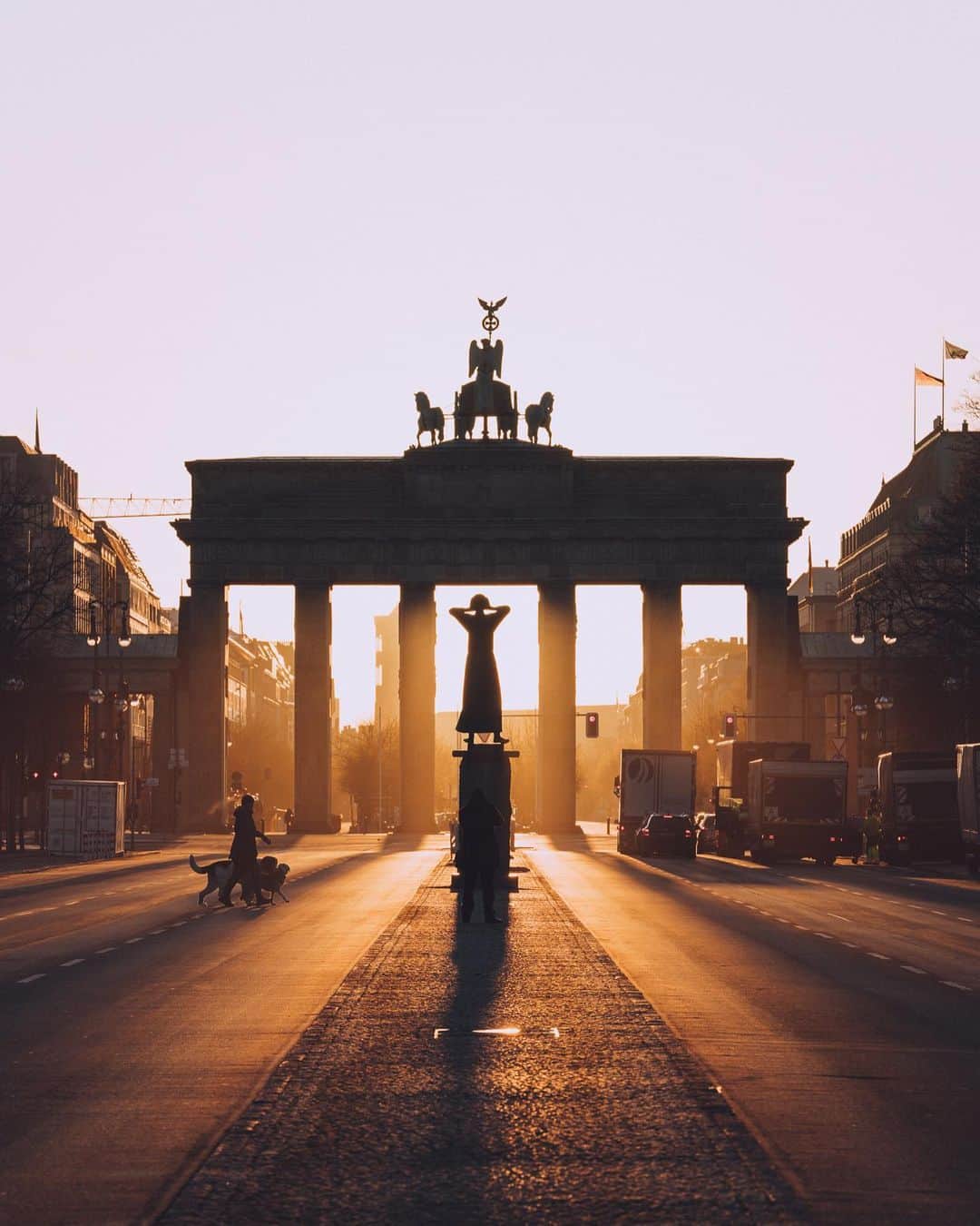 Thomas Kakarekoのインスタグラム：「Contrasting atmospheres at Berlin's Brandenburger Tor: The golden hour sunrise versus a misty morning. Swipe to explore these distinct moods and let me know your favorite in the comments.  #berlin」
