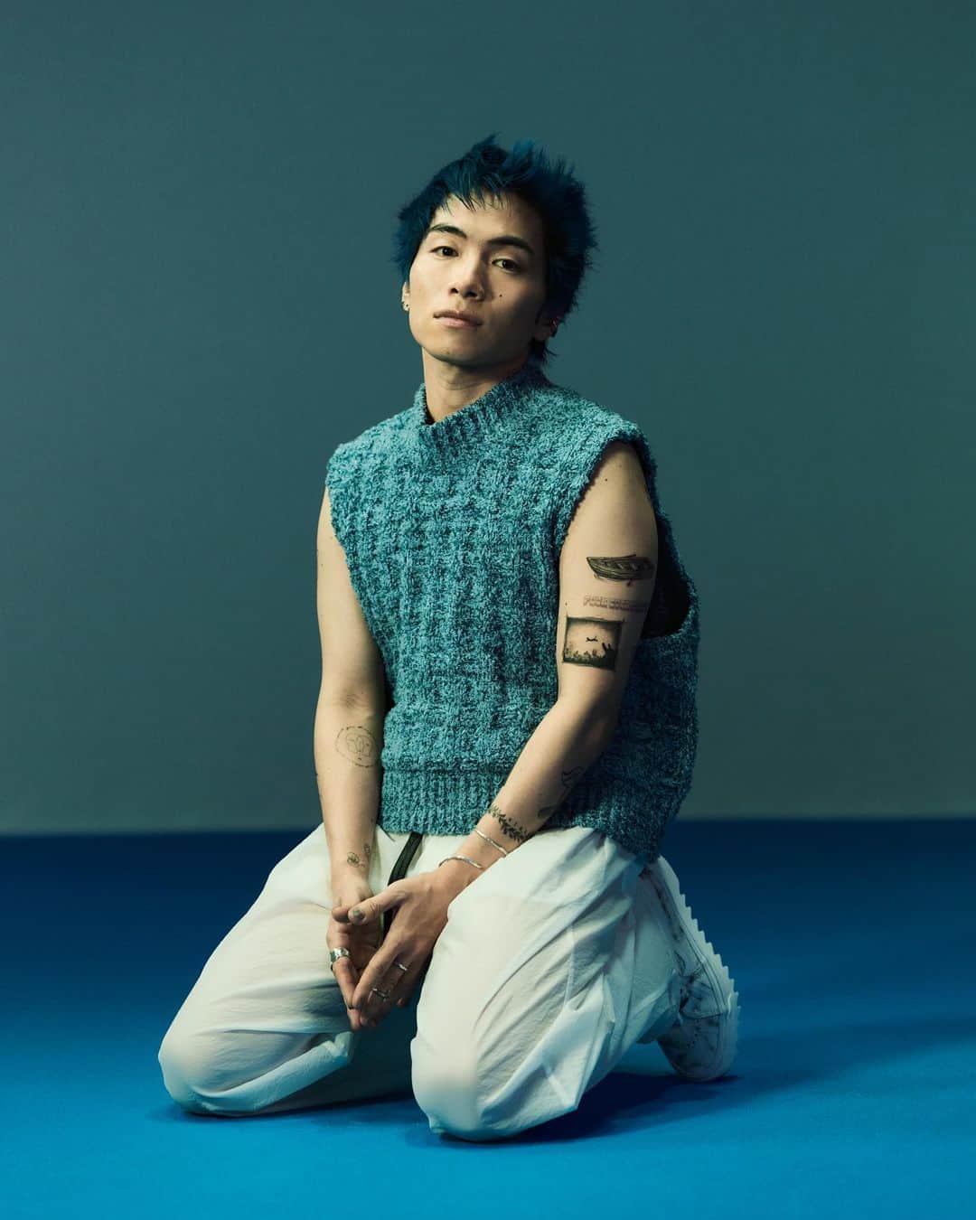 SIRUPのインスタグラム：「1 more week until my new EP "BLUE BLUR" drops  New EP 「BLUE BLUR」リリースまであと一週間ですぞ！Pre-save もよろしく▶️  Link in bio💙  【Artwork】 Art Director, Designer : Masaki Watanabe (maxilla) @masakebab Photographer : Mitsuo Okamoto @mitsuo_okamoto Lighting Director : Masanori Abe Lighting Assistant：Toshiyuki Ryu, Takehiro Yasumoto Stylist : TEPPEI @stylist_teppei Hair : TAKAI @rr_takai_ Set Designer：Emi Kaneko @emi.kaneko_ Set Designer Assistant：Chisato Arikawa, Ayano Yoshizawa Producer : Seiya Suzuki (maxilla) @seiya02_23 Project Manager : Moe Niitsu (maxilla) @korokoromoe Production Assistant : Rise Haneda (maxilla)」
