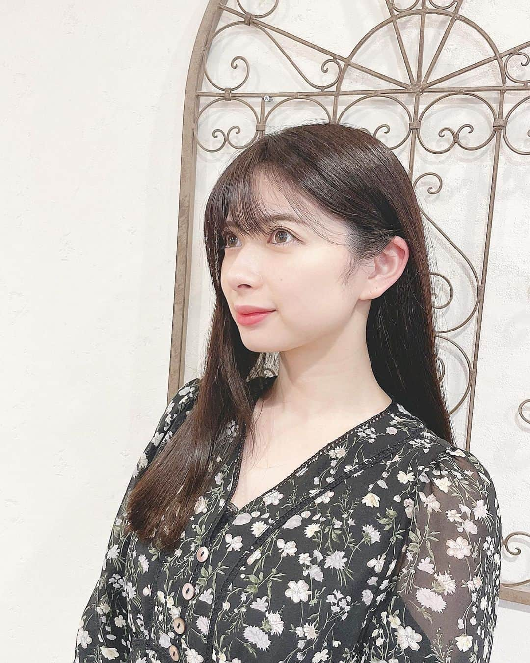 綾瀬麗奈のインスタグラム：「. 髪のコンディション良いと すごく良い日になる気がする☺️💐  最近は静電気で絡まりに絡まって 毛先が絶望的だったのですが、 畠間さんの手にかかればツヤツヤに👩✨  プレシャスヘアさん無しでは きっと私の髪は砂漠でした😇、 @precious_beauty_meieki  @kotoeh   いつも本当にありがとうございます。  この間お友達に いつも髪巻いてるのに何でそんな綺麗なの！！ って言ってもらえて嬉しかった🥹🤍  シャンプーとトリートメントを 畠間さんに選んでいただいたので、 お家でのケアも頑張ります🪄🪞  .  #プレシャスヘア　#precioushair #プレシャスヘア名駅　#美容院　#名駅美容院　#名古屋駅美容院　#名古屋美容院　#サロンモデル　#サロモ　#名古屋サロモ　#艶髪」