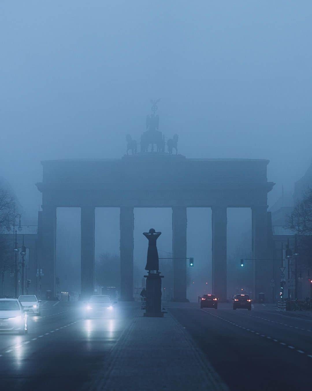 Thomas Kakarekoさんのインスタグラム写真 - (Thomas KakarekoInstagram)「Contrasting atmospheres at Berlin's Brandenburger Tor: The golden hour sunrise versus a misty morning. Swipe to explore these distinct moods and let me know your favorite in the comments.  #berlin」4月19日 21時00分 - thomas_k