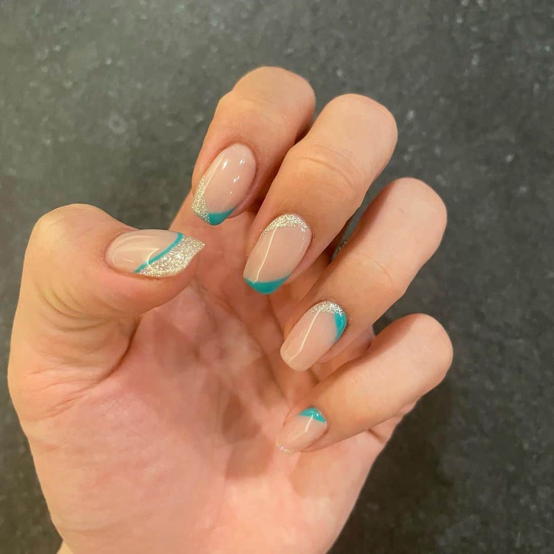manaのインスタグラム：「今回のネイルもかわっ！💙  沖縄行くから、沖縄っぽく大人っぽくシンプルにって思い🫧  #ネイル #シンプル」