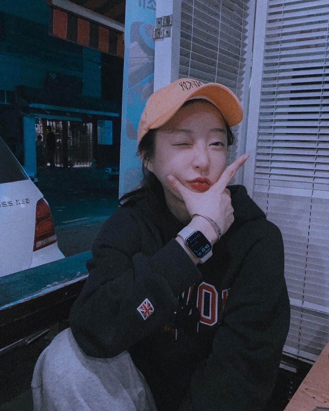 ヘリンのインスタグラム：「이제 여름이네 ㅇㅅㅇ !🙋‍♀️ @haejuuu_  우리 이날 5끼먹었지..?」