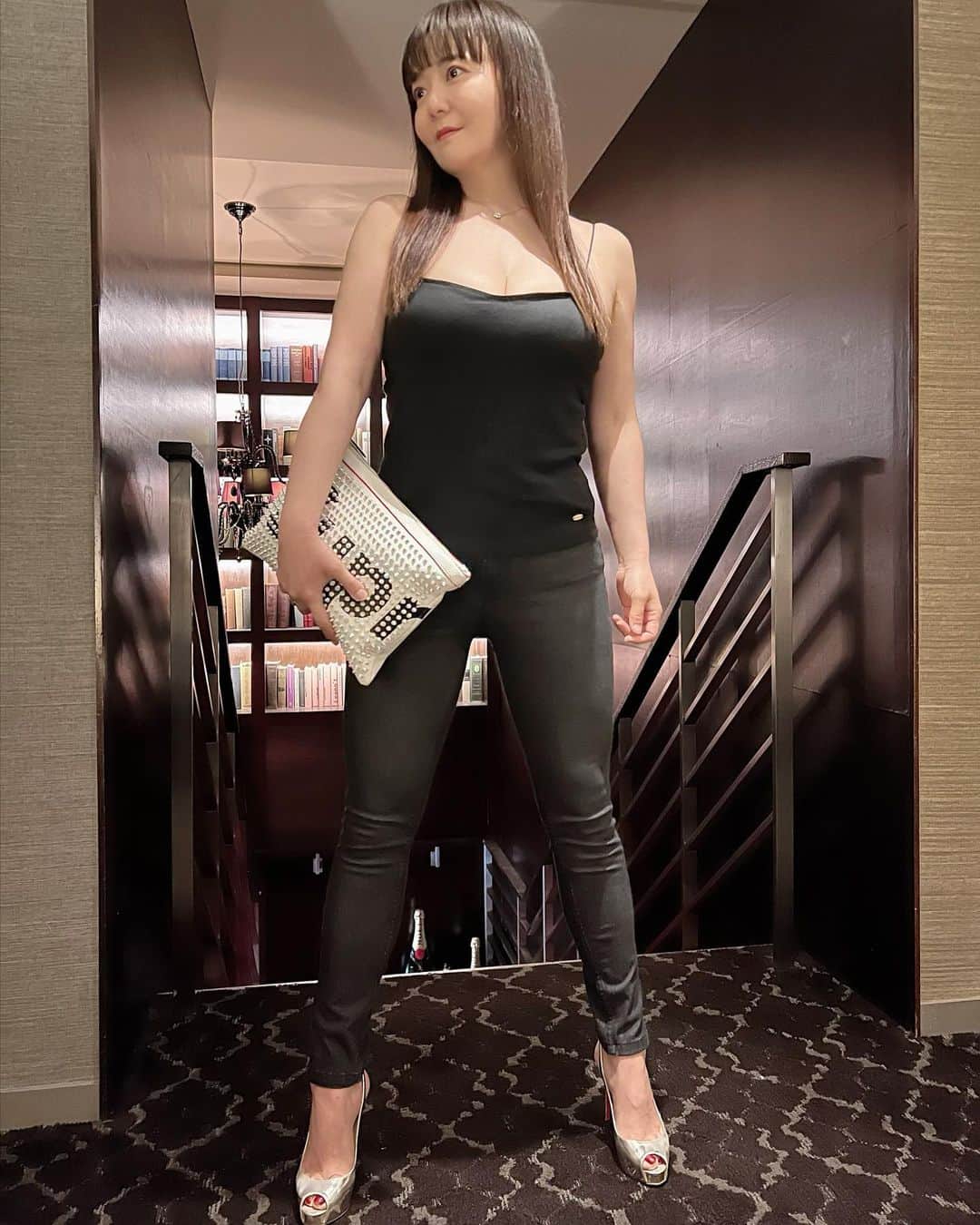 華原朋美のインスタグラム：「朝、息子を保育園へ送りそのままサウナへ。汗出ししてからの打ち合わせ。夜は接待で焼肉屋へ行き白飯抜き。これがまたキッツいんだよね。いつも白飯大盛り完食してたけど夏へ向けての準備。夜は上着羽織ってちょうど良い感じでした。 #華原朋美　#白飯抜き　#それが1番キッツイ」