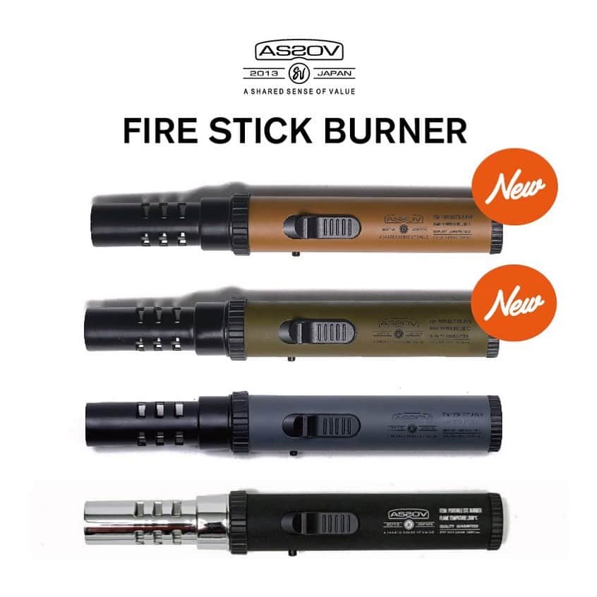 UNBY GENERAL GOODS STOREのインスタグラム：「AS2OV「PORTABLE STICK BURNER 」アプリ先行販売と店舗販売のおしらせ🔥  コンパクトな形状でありながら、耐風性もあり火力調整もダイヤルを回すだけ。全ての操作を片手で行える、キャンプのライトセーバーの異名を持つ(？🥺)便利なスティックバーナーです。(火力やばいですからね！)  ブラック✖️シルバー グレー✖️ブラック に加え、 キャメル✖️ブラック カーキ✖️ブラック が登場いたします。 まずは、グレースティックとブラックスティックが再入荷。 店舗にも入荷いたしますので お近くの店舗アカウントをご覧ください！ 欠品していましたので、再入荷と新色販売お知らせにはUNBYアプリ登録をおすすめしています！  "May the AS2OV be with you❗️"  . . . . @unby_sanda  @unby_tokyo  @unby_minoh  @unby_nagoya   #AS2OV #unby #as2ovスティックバーナー  #バーナー #キャンプギア」