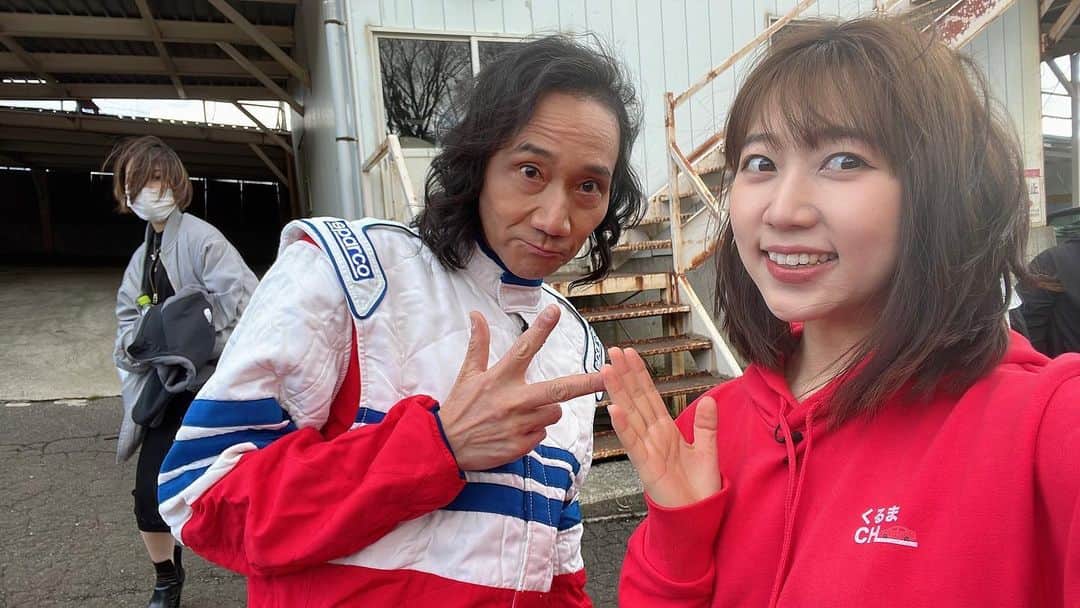 華音のインスタグラム：「ちょ聞いて😭福島で撮影に行ってきたんだけど、大好きな声優・三木眞一郎さんと共演しまして...ええ.....これは一体なんの世界線かな😭(※完全にただのファン)  いや...正直言って凄かった..ここだけの裏話ね😭 今回は車系の撮影だったんだけど、車が安全に帰ってこれるようスタッフじゃなくて自ら走って誘導をしたり、レース仕様の車って乗ったら身動きしにくいんだけど、チームの誰かが乗ったらシートベルトを渡したり、ドア閉めてあげたり、なななななななななんて.......なんて.....優しい方なのだろうと思って顔中の穴が滝になったわ😭😭(そんなキャノンも少しはお手伝い出来たけど逆に邪魔感が出て途中から引っ込んだよねww)  その感動を三木さん伝えたら「だって、みんなが笑顔になる場で悲しいことが起きたら嫌だからね」って。な、な、なんだって.......😭😭😭?!? 私も脱どんくさ芋田舎ズボラ大砲系女子を卒業して、聖人大砲系女子になりたいと思ったのであった....!!😭😭😭😭😭😭  そんな動画は、YoutubeのTeamOVERのチャンネルとくるまのCHANNELに上がるそうな😭(この裏話は映ってないけどな.....)  動画が出るのは1ヶ月後とかまだ先になりそうだけチャンネル登録して待っててくださいw   ぴひぇ〜〜〜大砲感動しちまった😭  (あとSNSに写真載せてもいいよっていう許可も下さいました😭)   #大砲  #感動」