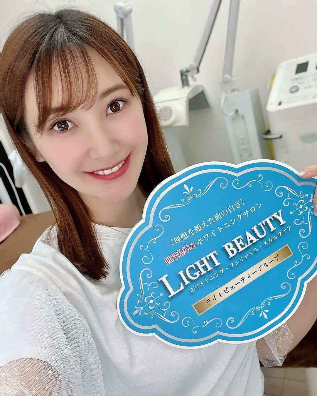 璃子のインスタグラム：「@light_beauty_shibuya さんでセルフホワイトニングをしてきたよ🦷✨ ワインや紅茶をよく飲むので黄ばみが気になってたんだけど、目に見えるほど簡単に白くなって驚いた…🫨  世界最先端のホワイトニング薬剤を紹介できるのはここのサロンだけだそう！！ コーティング効果もあって終わった後は舌で触ってしまうほどツルツルになりました😋  私のインスタを見たと伝えたら、初回限定で今ならどのコースでもコース料金と同等の、ホームホワイトニング商品をプレゼント中みたいです💝  気になってる方は是非ライトビューティー渋谷さんに行ってみてね🤍 #ライトビューティー渋谷 #lightbeautyshibuya #セルフホワイトニング」