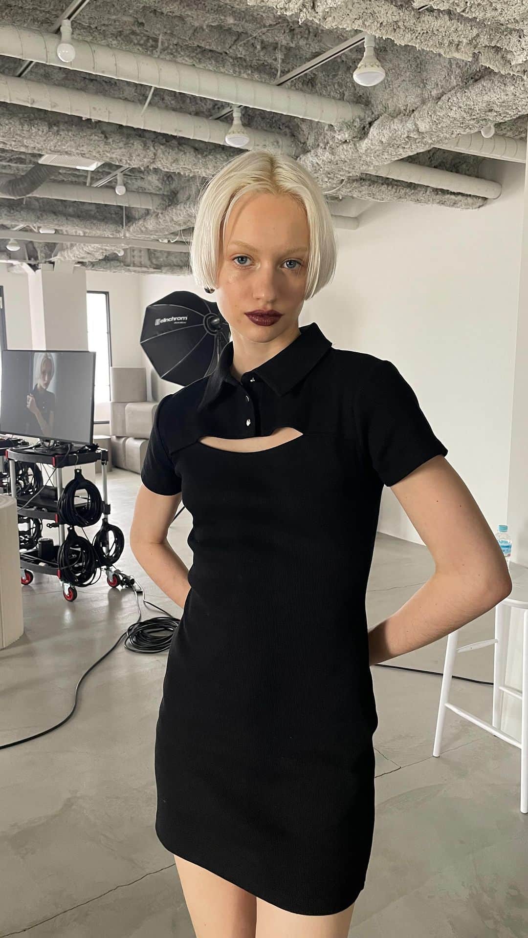 ENVYMのインスタグラム：「【 4.19 𝙉𝙀𝙒 𝘼𝙍𝙍𝙄𝙑𝘼𝙇】 ⁡ ⁡ ✔︎リブポロネックOP color:BLACK/GRAY  size:FREE  ⁡ ⁡ 伸縮性のあるテレコ素材を使用したポロワンピース。 ⁡ 今季もトレンドのポロネックにバスト部分にカットを入れたENVYMらしいアイテムとなっています。 ⁡ ーーーーーーーーーーーーーーーーーーーーーーーー ⁡ ⁡ 2023夏のビジュアルが Webstoreで公開中！！ ⁡ ⁡ ぜひプロフィールTOPのURLからご覧下さい♪ ⁡ ⁡ ⁡ #envym #2023ss #spring」