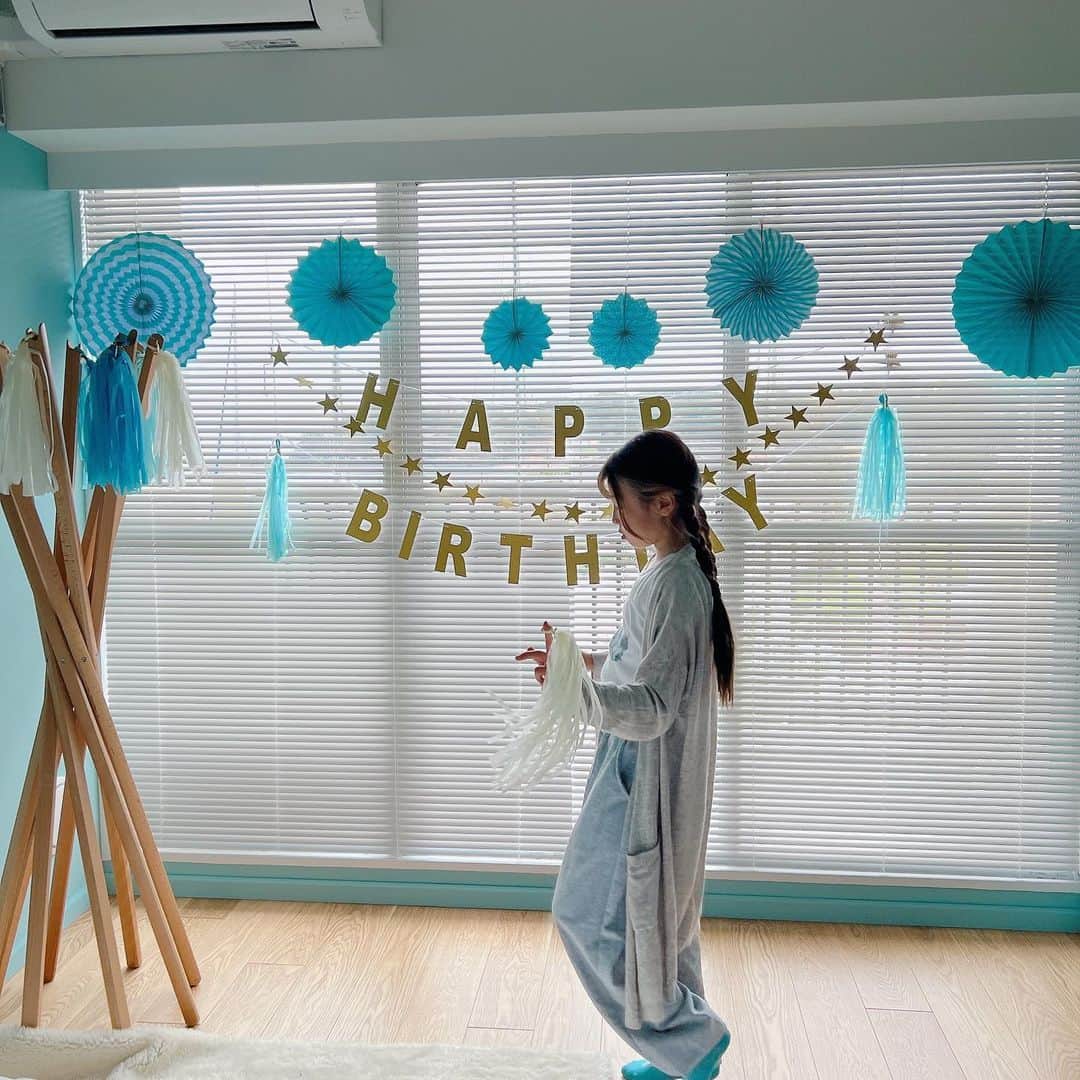 のインスタグラム：「娘が10歳！Two digits!!!!! いまだに信じられないまんまお誕生日のお祝いが1か月ほど続いています🥰 海のおうちでお祝いしたプリバースデーから、ディズニーランドホテルで目を覚ました10歳のお誕生日当日は、ダンスレッスン2時間半も頑張りました。 当日は、たくさんのお友達からお祝いメッセージやら動画やら写真が届いて🥺ママが泣きそうになったよ。翌日も翌週もお友達が、かわるがわるお祝いしてくれて💜何個ケーキを食べたか分からないネ。10年の間に、いつのまにか、こんなにもたくさんお友達が出来たんだねぇ！お祝いはまだまだ続いてるんだよ、お楽しみにね✨」