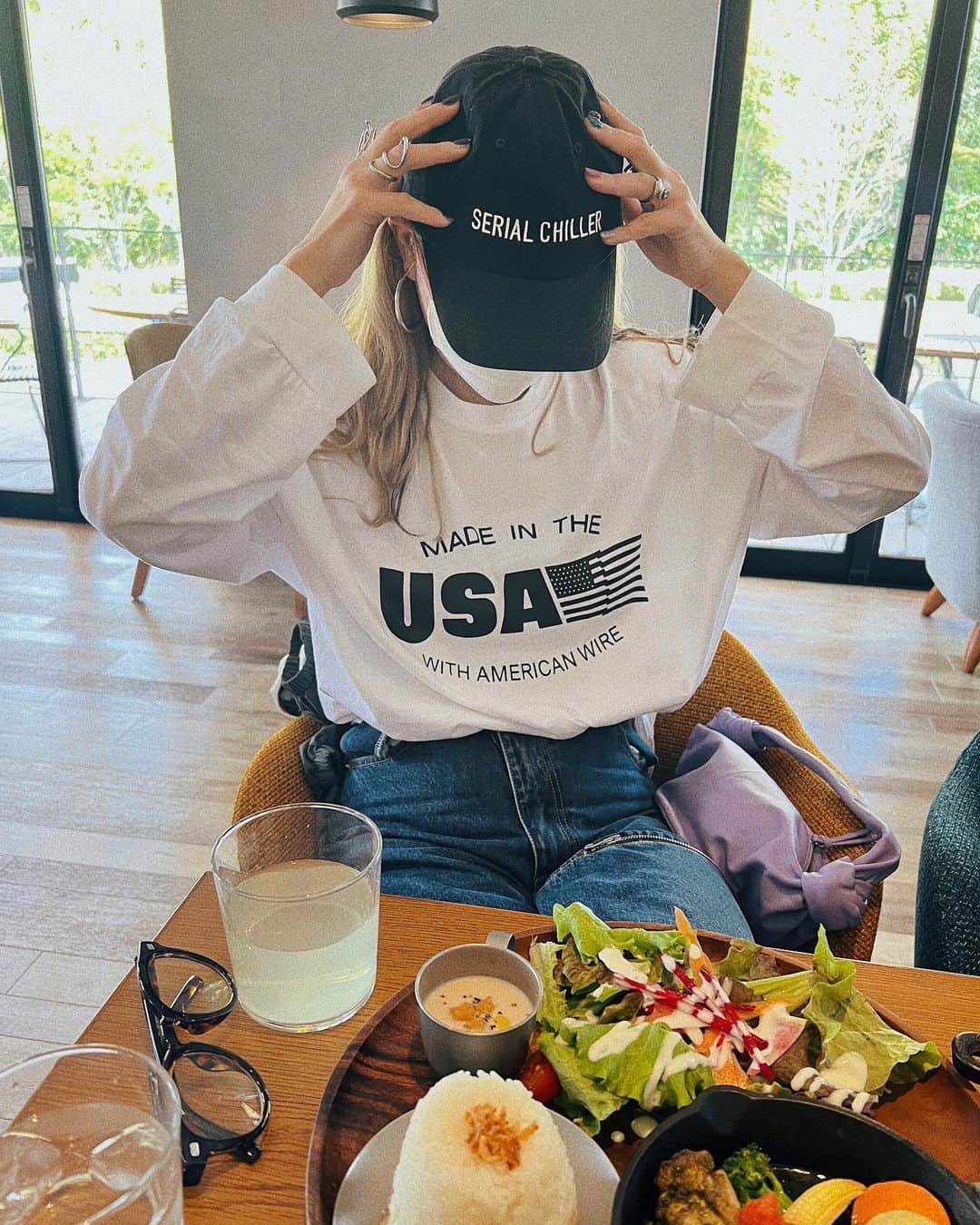 natsupoo0315のインスタグラム：「ロゴがめちゃくちゃかわいい ビッグシルエットロンT🫶 なんと肩パット入り！！←取り外し可🙆‍♀️ わたしは元からがっちり肩幅やから 違いがそんなわからんのやけど うちのなで肩おじさんにも着させてあげよう👴🏻  @miney.mobile.order 🍔🍟🥤  他は2枚目にタグつけてます☺️  #ロンT#ロンtコーデ#ブルゾン#キャップ#zara#maisonspecial#sambavigans#adidassamba #大人カジュアル#カジュアル#高身長#高身長コーデ#メンズライク#骨格ナチュラル#カジュアルコーデ」
