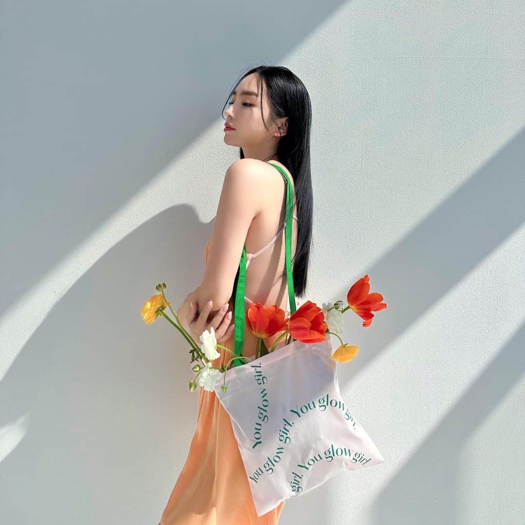 megbabyのインスタグラム：「大型新人仲間入りです👯‍♀️💚  マグワート(＝ヨモギ)シリーズ からついに登場🌱 洗顔フォーム『💚MUGWORT PURE FACE WASH💚』 高保湿化粧水『💚MUGWORT PURE TONER MOIST💚』  超乾燥肌の私は洗顔フォームを使うとつっぱってしまって、長年朝は水洗顔を続けていました💦 でも皮脂の酸化や朝のくすみも気になるところ。。落とすケアの見直しを行いました🧐  みんなから洗顔フォームをつくってほしいというお声も多かったのですが、 自分でも毎日愛用できる洗顔フォームをつくりたかったというのも正直なところです🥹✨  自然由来の洗浄成分100%！ 弱酸性&低刺激につくりあげました🤲  テクスチャ―はトロトロで、まるで生せっけん 🧼 泡立ちはやわらかく、摩擦なしで汚れを浮かび上がらせてくれます🫧 私は赤みを抑えてくすみを飛ばしてくれるのをすぐに感じました✨ 洗顔後に一度で透明感を感じた時は本当に感動でした🥺✨  香りにも秘密が🤫 ①泡立てるときはレモン&グリーンのフレッシュ感→②その後、ローズやジャスミンのフローラルブーケが包み込み→③洗い流した後はウッディ&アンバーの余韻🎶 すっきり始まりしっとり終わる、香りの変化を楽しんでみてください😌  さらに！mgb skinリピート率NO.1のマグワートピュアトナーがさらにしっとりした💚MOISTバージョン💚になって登場します🌿   デュアルマグワートエキス、ツボクサ、ハーブ、ヒアルロン酸はトリプル配合、ハイスペック成分のミルフィーユ状態🍰 肌荒れを防ぐ機能はしっかり受け継ぎ、さらにお肌になじみやすく、さらに保湿力爆上げしました🙋🏻‍♀️💧  とろみタイプのしっとり化粧水がお好きな方や、スキンケアをシンプルに済ませたい男性にもおすすめです👌  2つの新商品はグロウヌードクッションと同時に4/25〜表参道で始まるmgb skinポップアップストアで先行発売します🎪 ポップアップに向けて毎日準備に大忙し🤯ワクワク💓  @megood__beauty  #MEGOODBEAUTY #mgbskin」